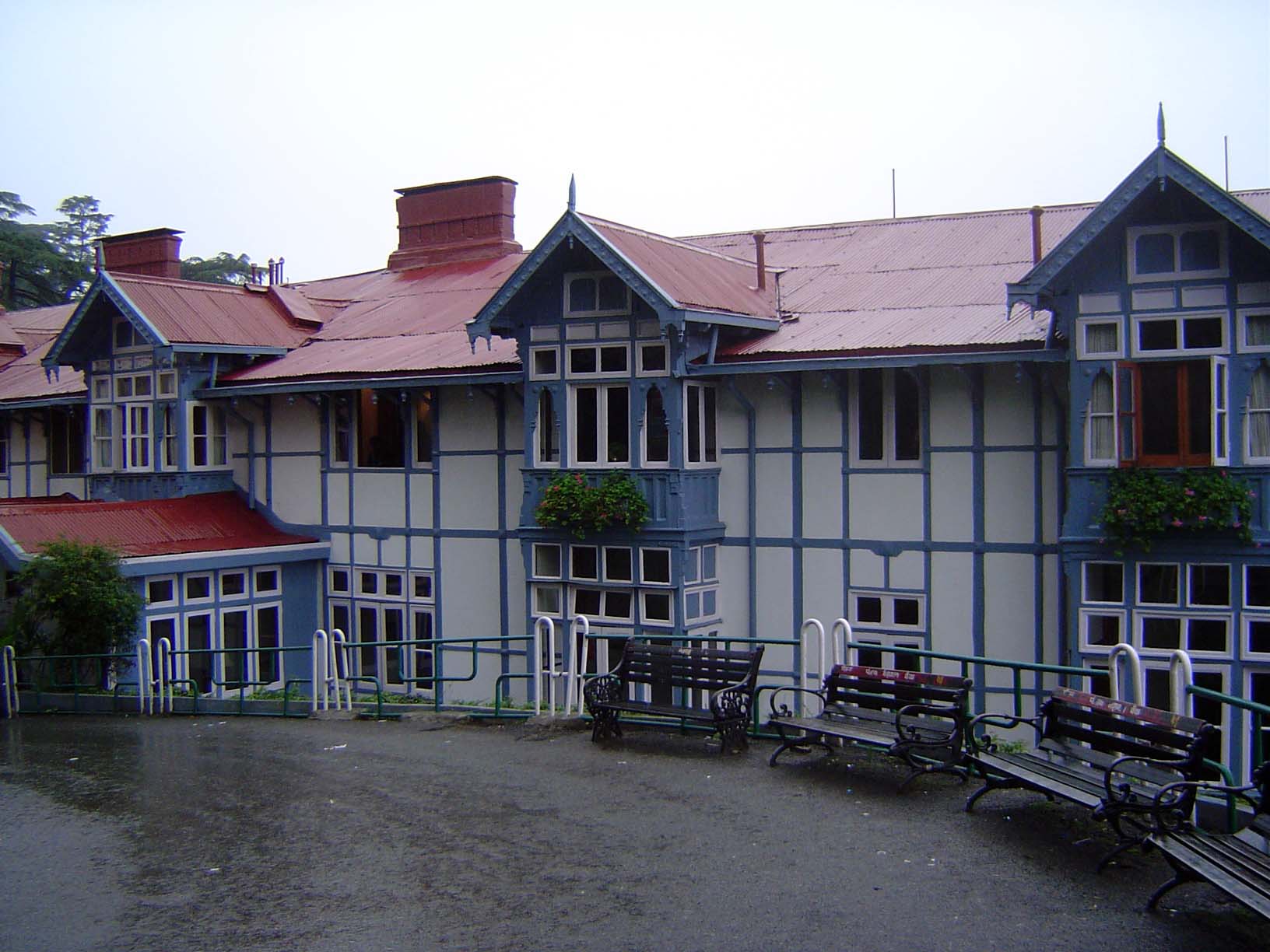 At the other end of the ridge is Clarke's Hotel, originally the Carlton, now part of the Oberoi chain though independently flagged.