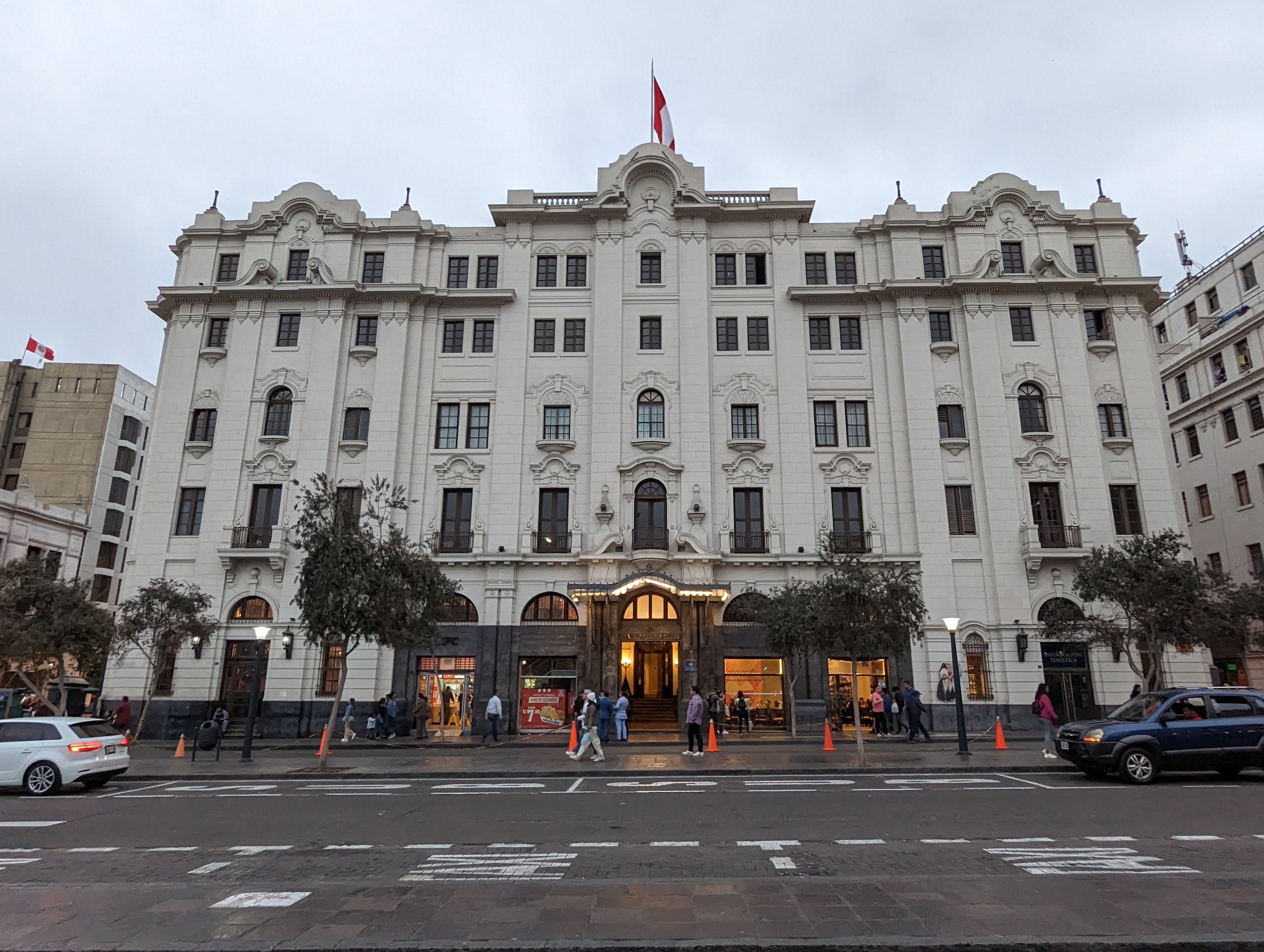 The statue of San Martín faces the Gran Hotel Bolivar, opened in 1924.