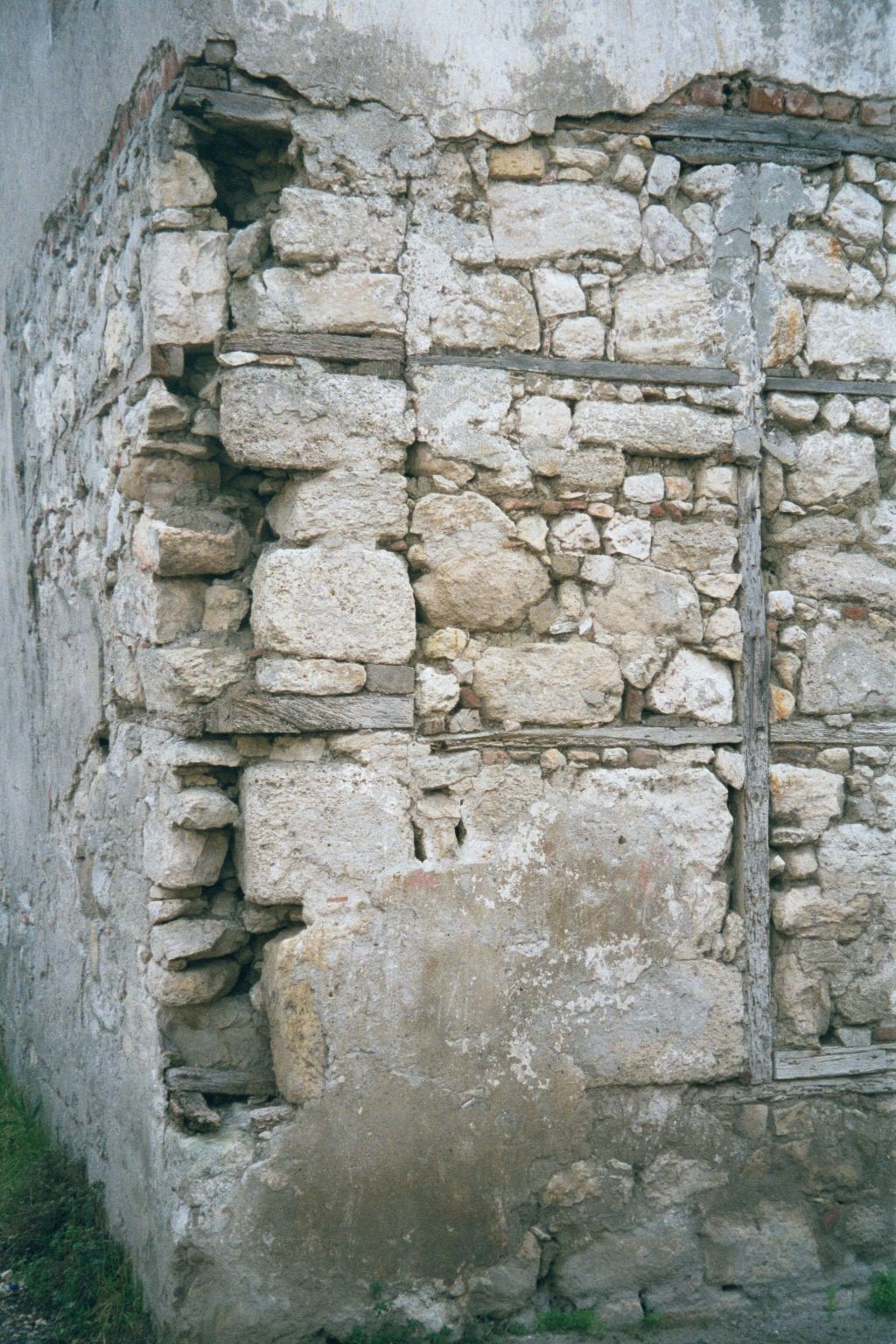 Box-framing with load-bearing masonry.