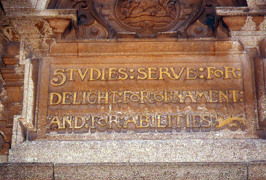 The Town Hall once contained Oxford's public library. Hence the Baconian inscription.