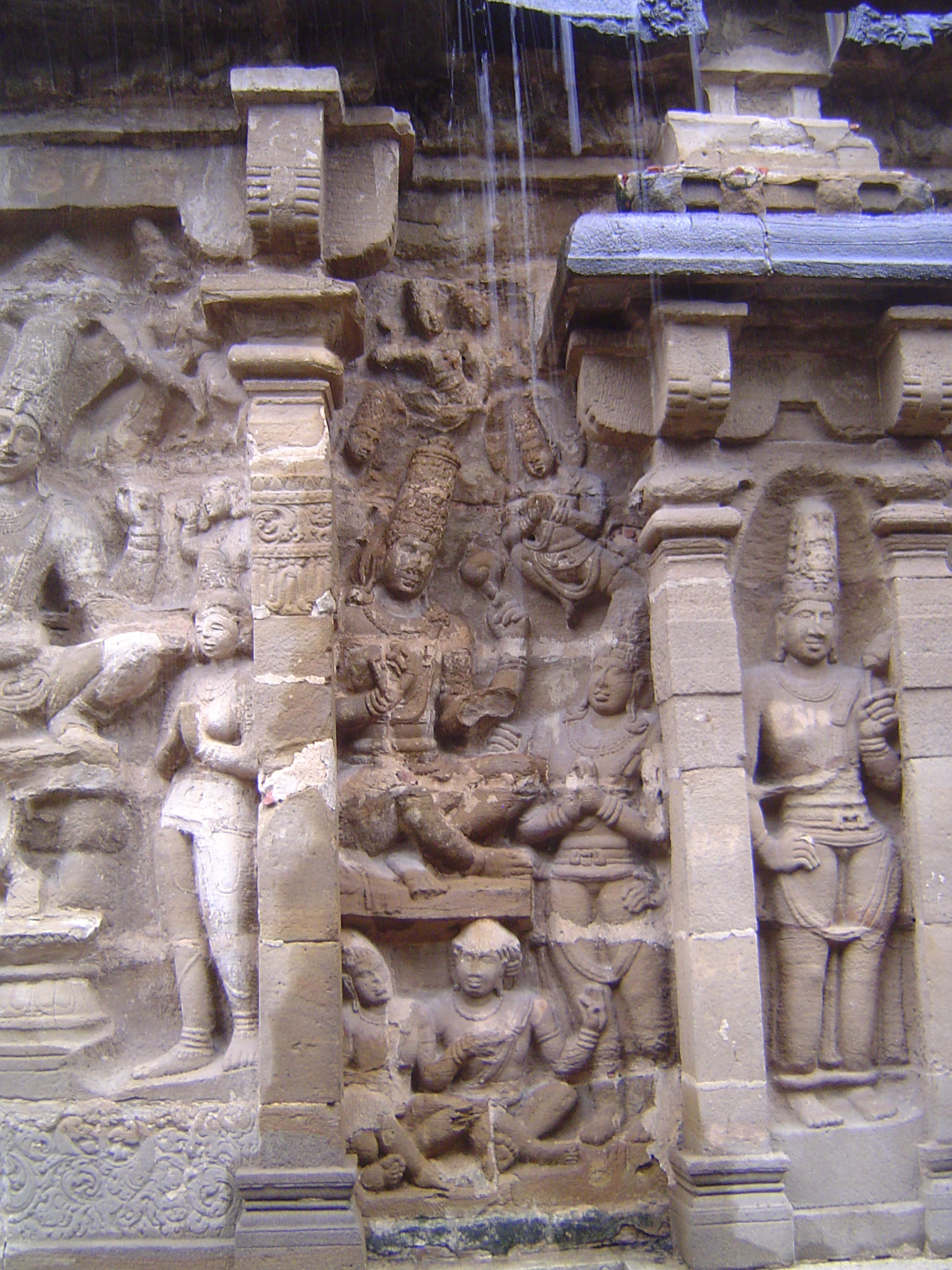The two central figures represent the rishi Narayana, who knows everything, and his pupil Nara, who forgets everything. Sound familiar? You