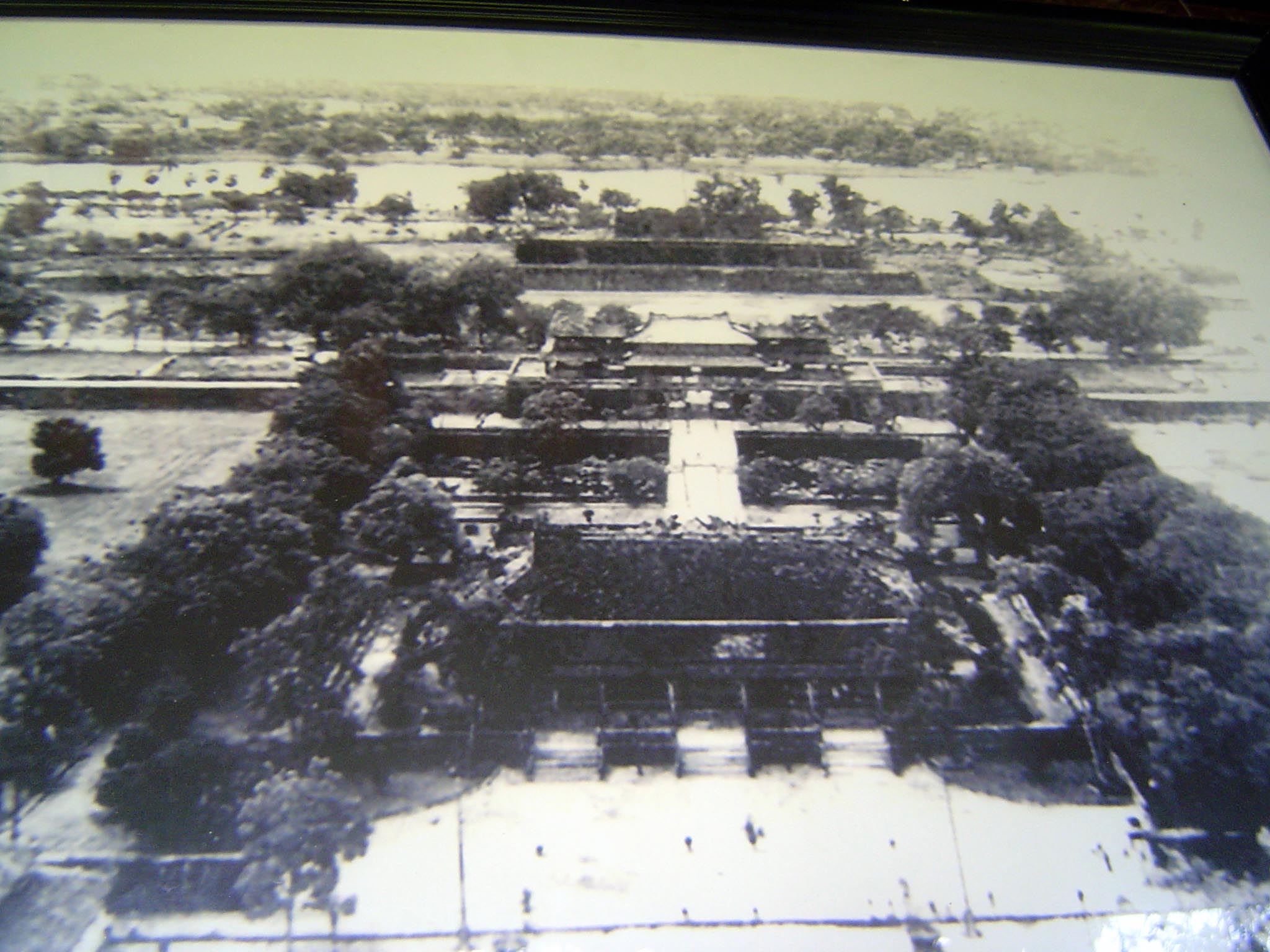 An air photo looking south over the Hall of Supreme Harmony, the Trung Dao Bridge, the Moon Gate, the Flagpole bastion, and the Song Hong or