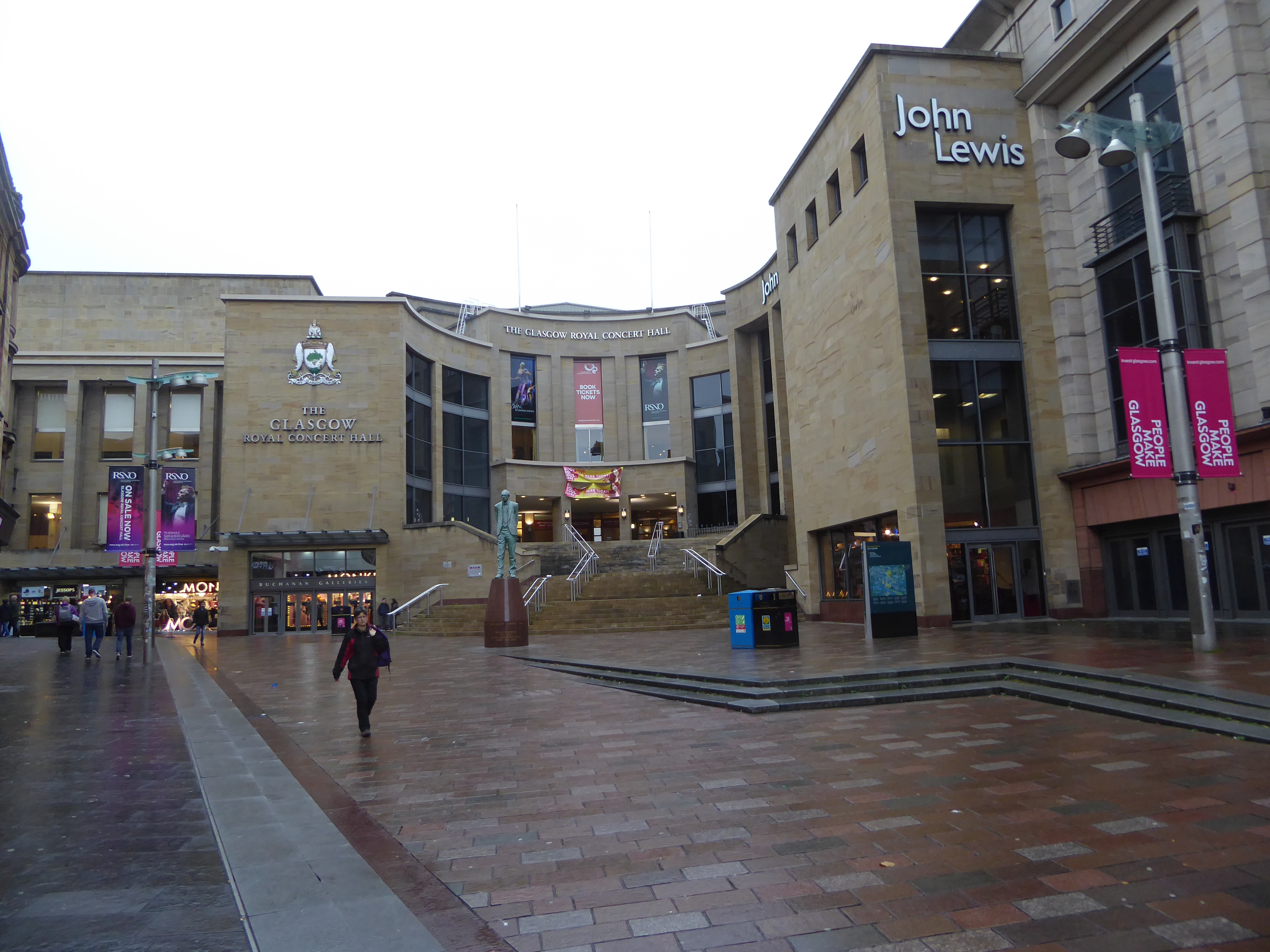 Here it is, the Glasgow Royal Concert Hall, sharing an intimate relationship with the Buchanan Galleries shopping mall and, farther east, th
