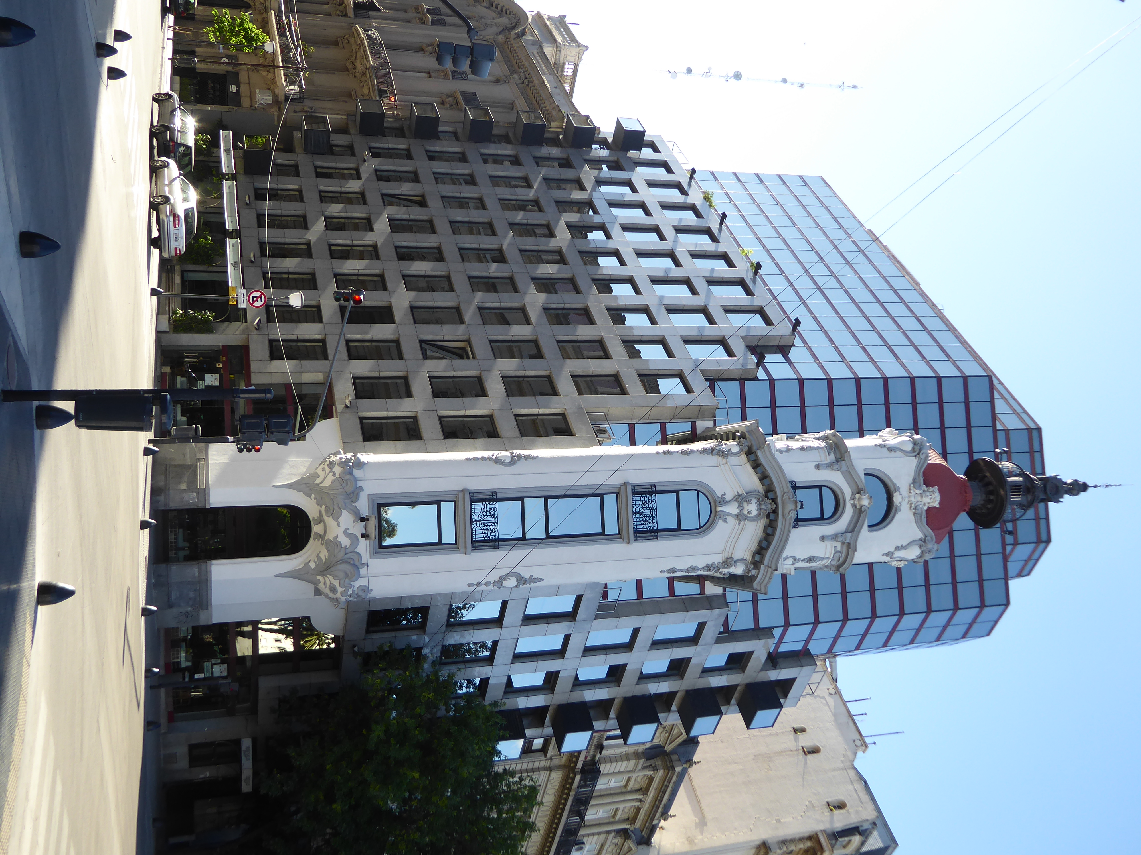 Seven blocks north but still on Callao, here's what's left of one in the Art Nouveau style. Completed in 1909, it was called the Palacio Cos