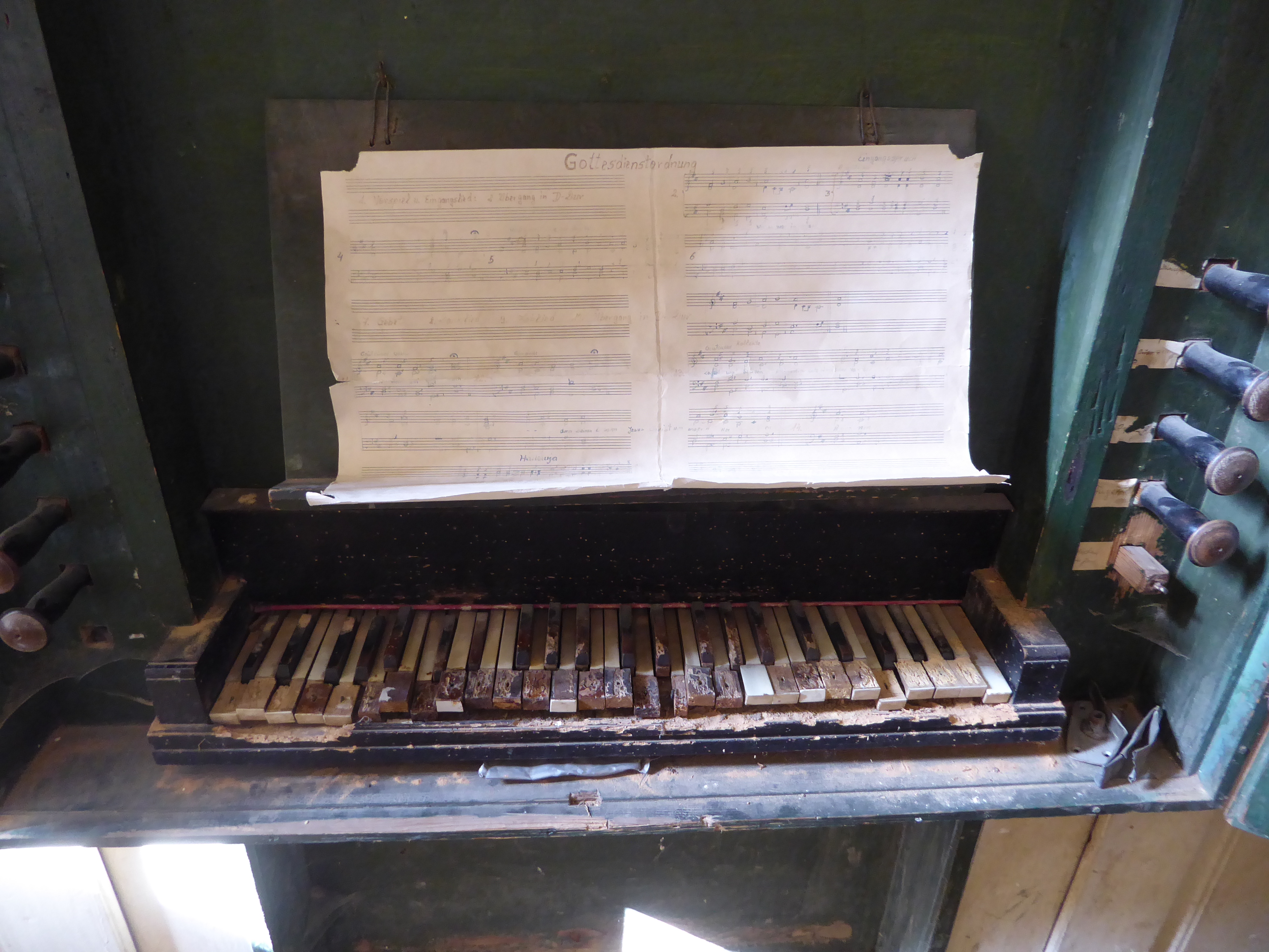 On the other hand, the keyboard will give any organist nightmares.