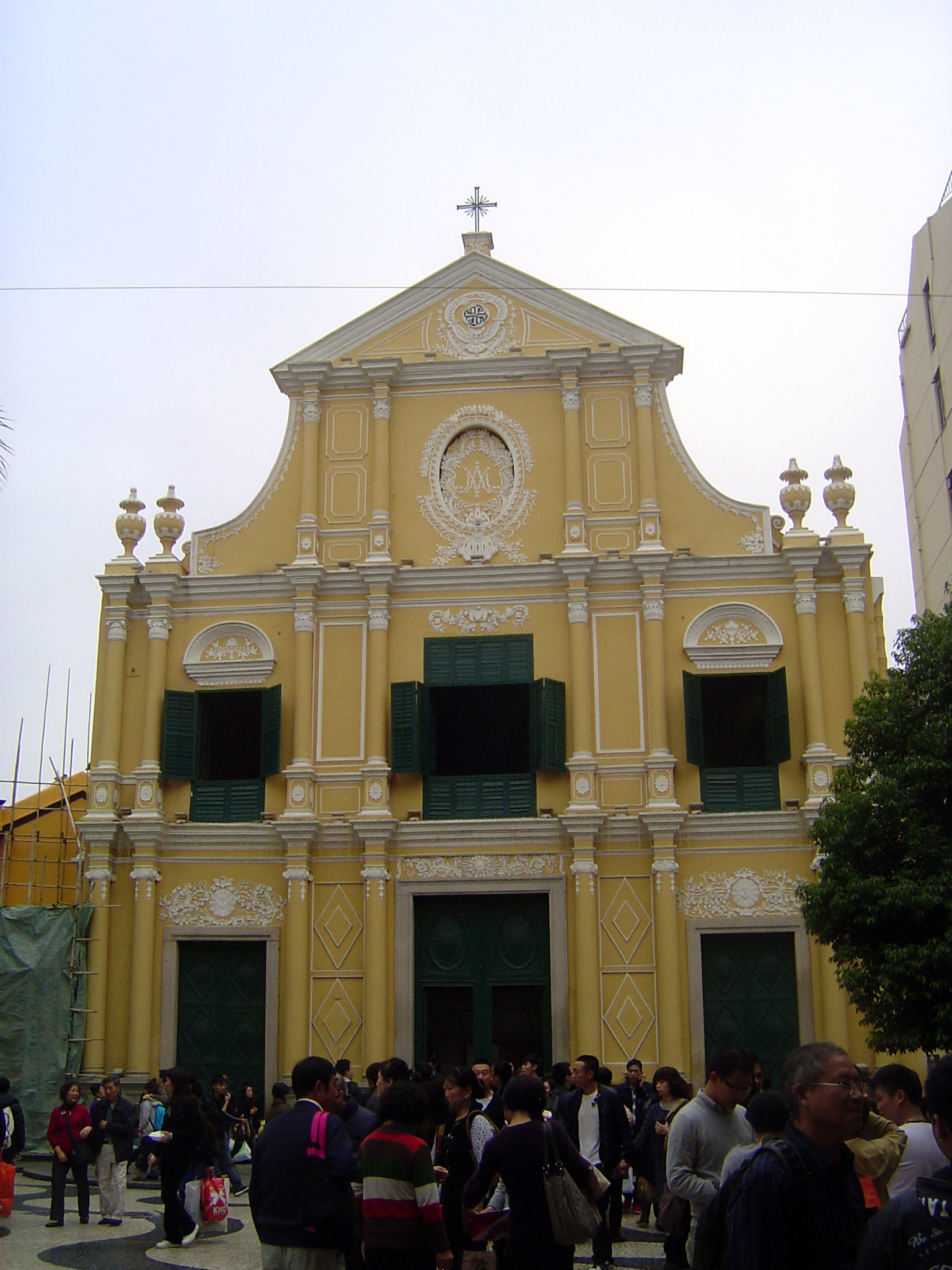 In a couple of minutes we arrive at Saint Dominic's church, founded in 1587 by three priests from Acapulco. Small world, no? They were part