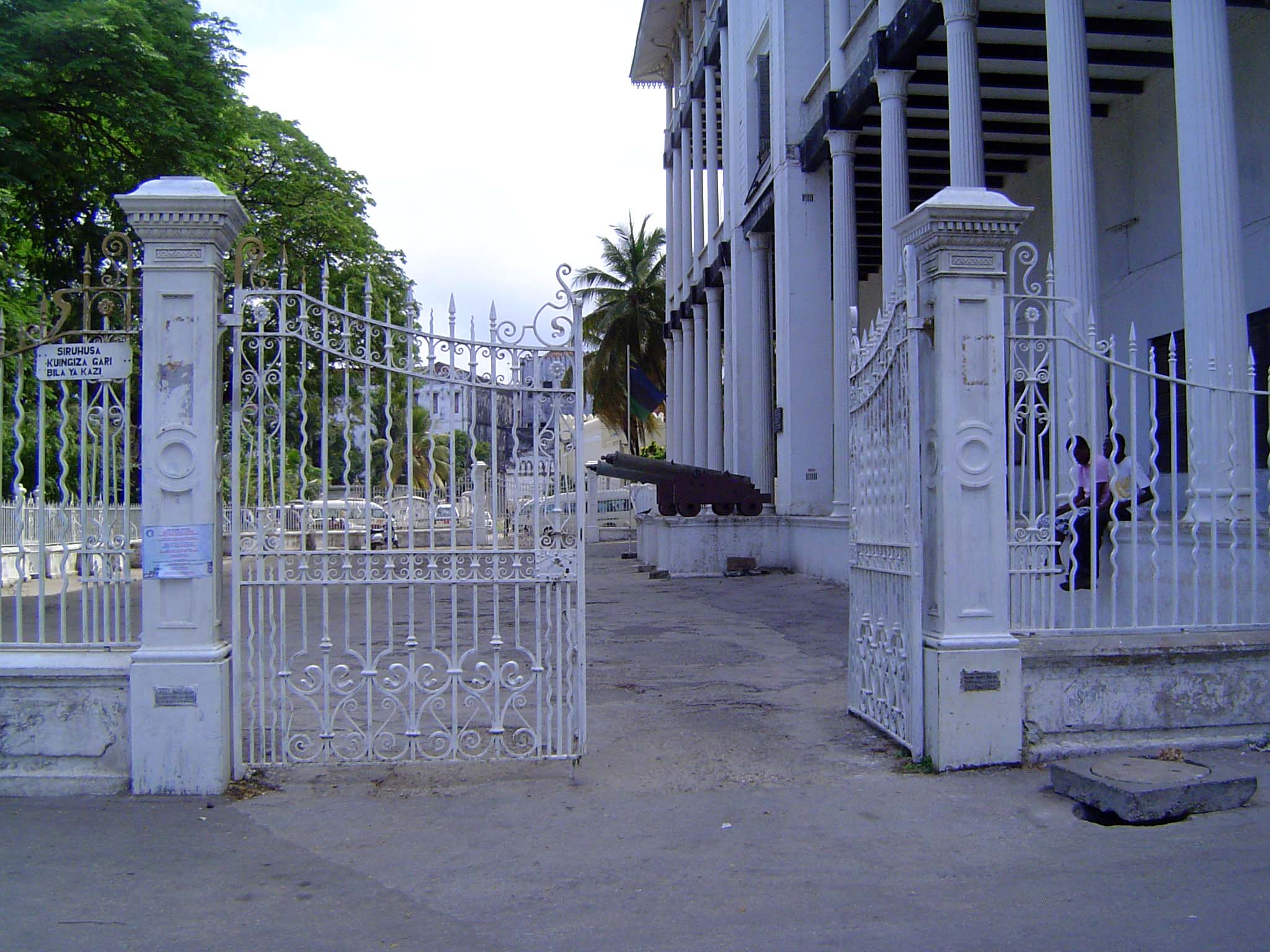 Next door, the sultan in 1883 built a ceremonial palace, used after the bombardment in 1896 as residential quarters. After 1913 the building