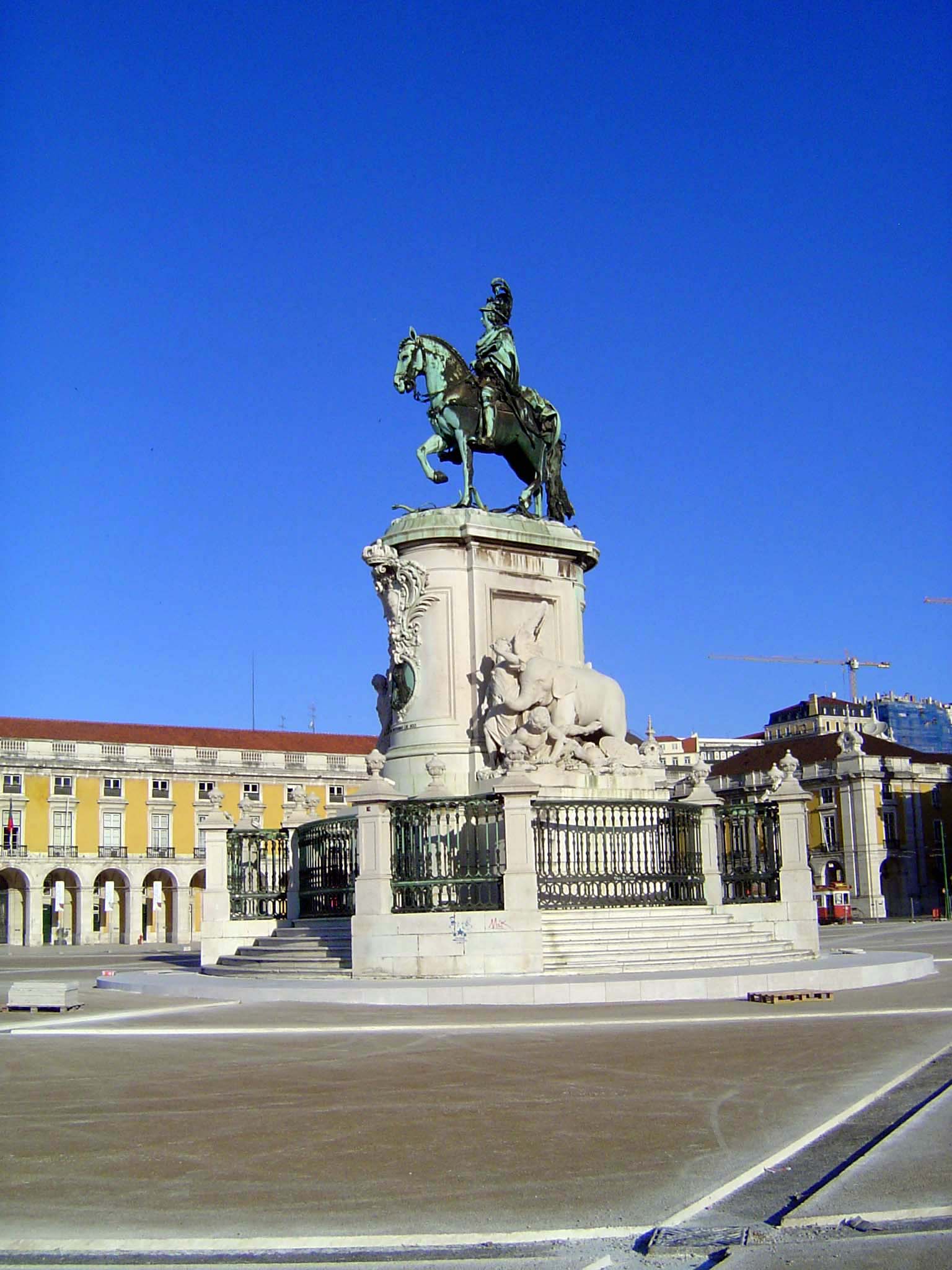 In the middle of the square, a giant equestrian statue of José I was erected in 1775; the cast bronze weighed in at 80,000 pounds. At the ba