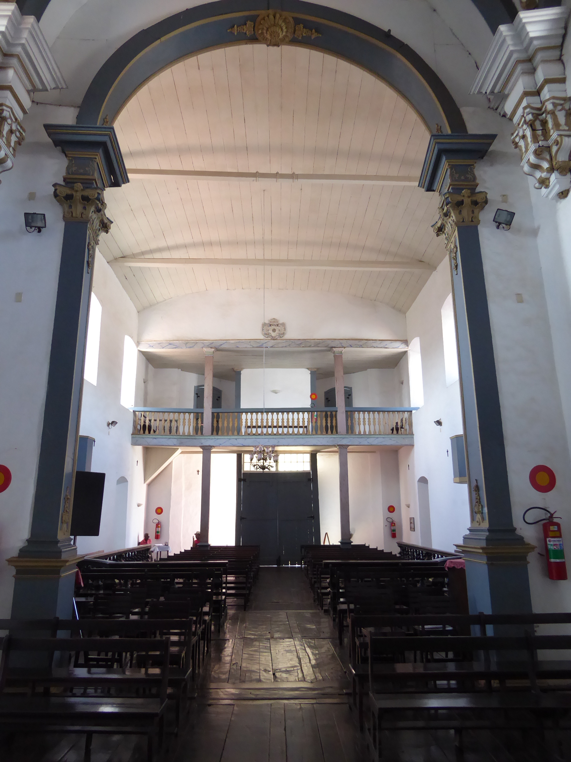 It's another reminder that no Minas church has any marble; there was none to be had in the mountains here, and importing it from Portugal wa