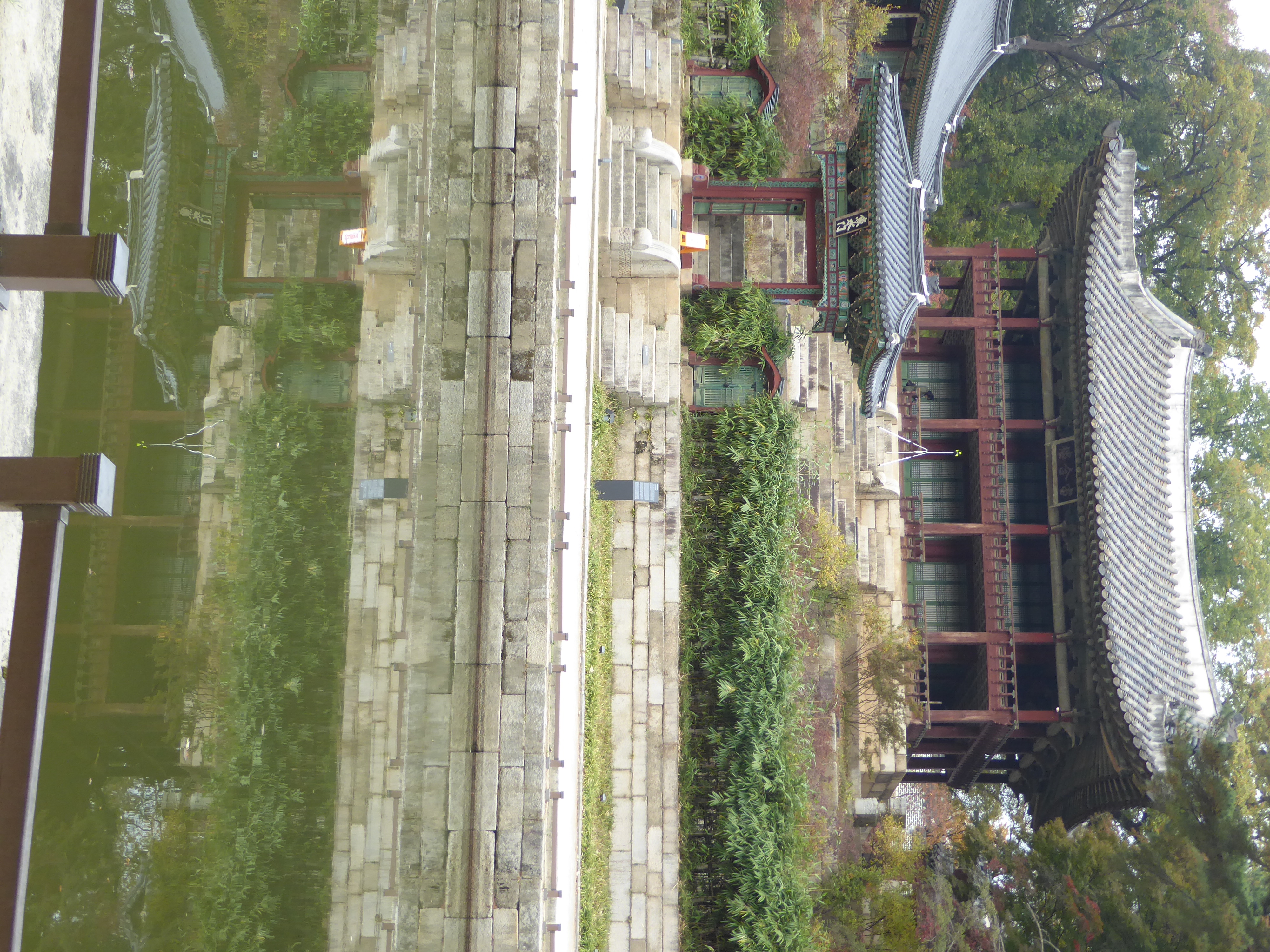 Overlooking the pond are the Osu-mun Gate and, on the hill behind it, a building of two floors. The lower housed a precious library and docu