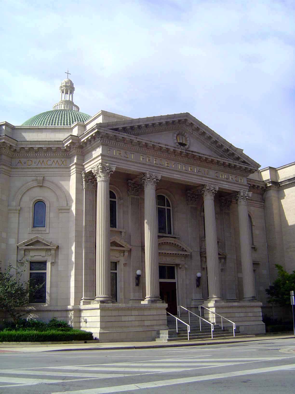 On the south side of downtown, on Harwood at Wood, the First Presbyterian of 1913 boasts monolithic limestone columns from Indiana.