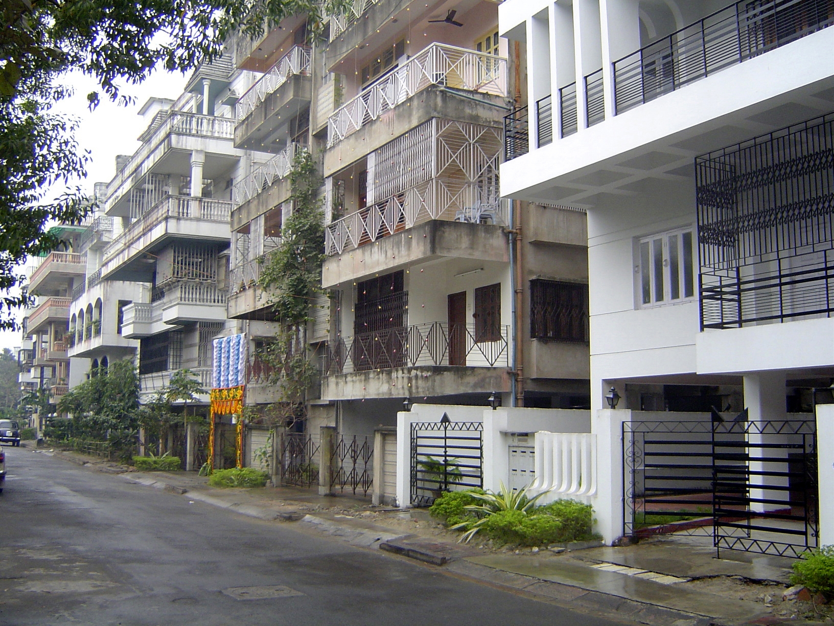 Another solution to congestion is to move east to the satellite city of Bidhan Nagar, named for Dr. Bidhan Chandra Ray, a Chief Minister of