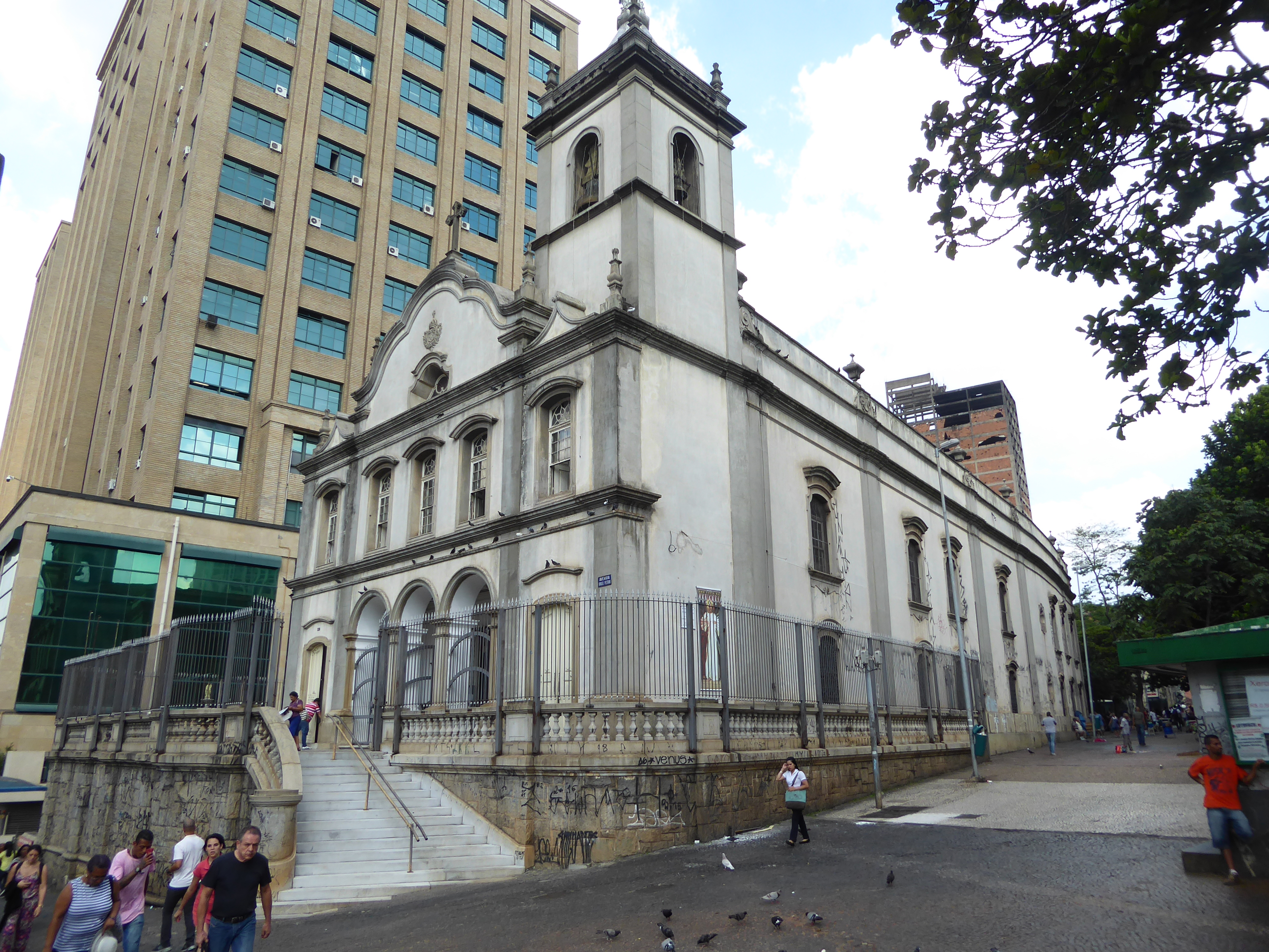 A couple of blocks away there's another church. The site has been occupied by the Carmelites since 1592, but you know the drill: the present