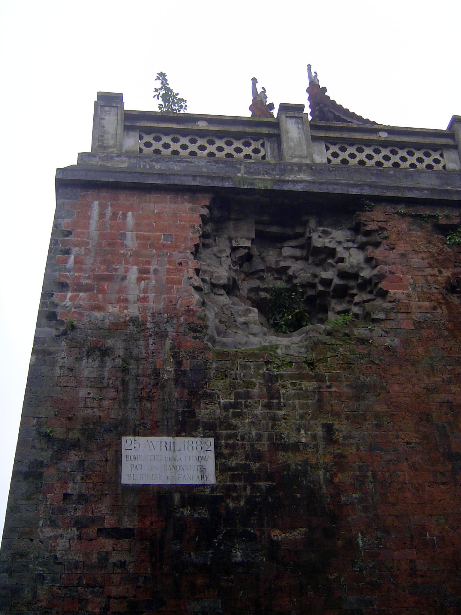 The gate recalls the period, 1873 to 1888, that the historian André Masson calls Vietnam's "période héroique." The citadel, ironically, had