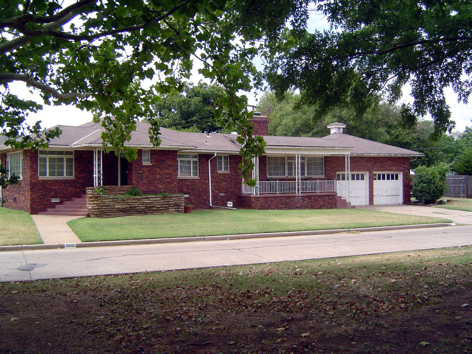 Another boulevard-front home, this time at 3501 Venice. It's only 200 square feet larger than the Warr Better Built house a few pictures bac