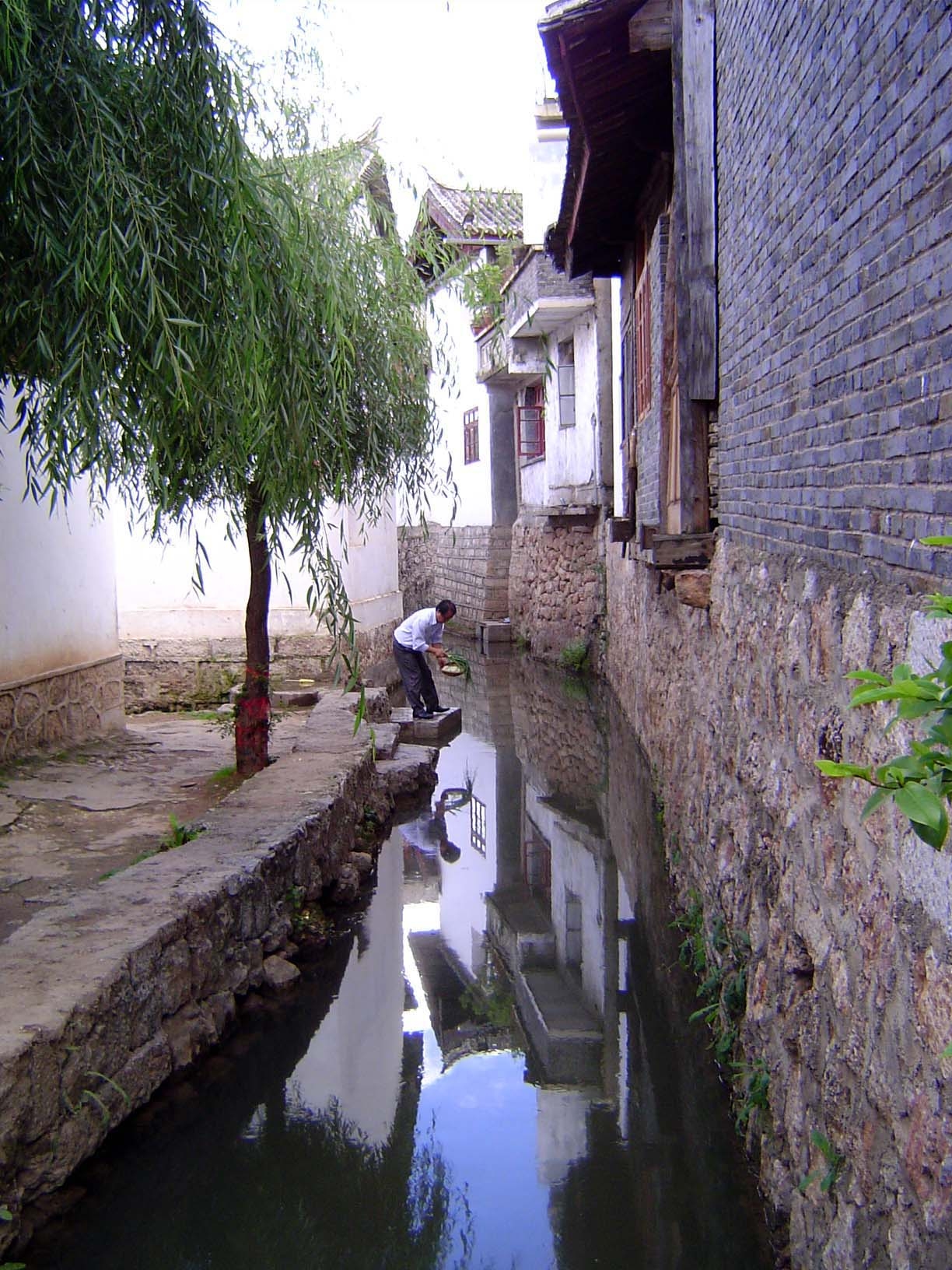 Old Lijiang, which began to grow in the 13th century, was part of the Dali Kingdom until the arrival of the Mongols, but from the beginning