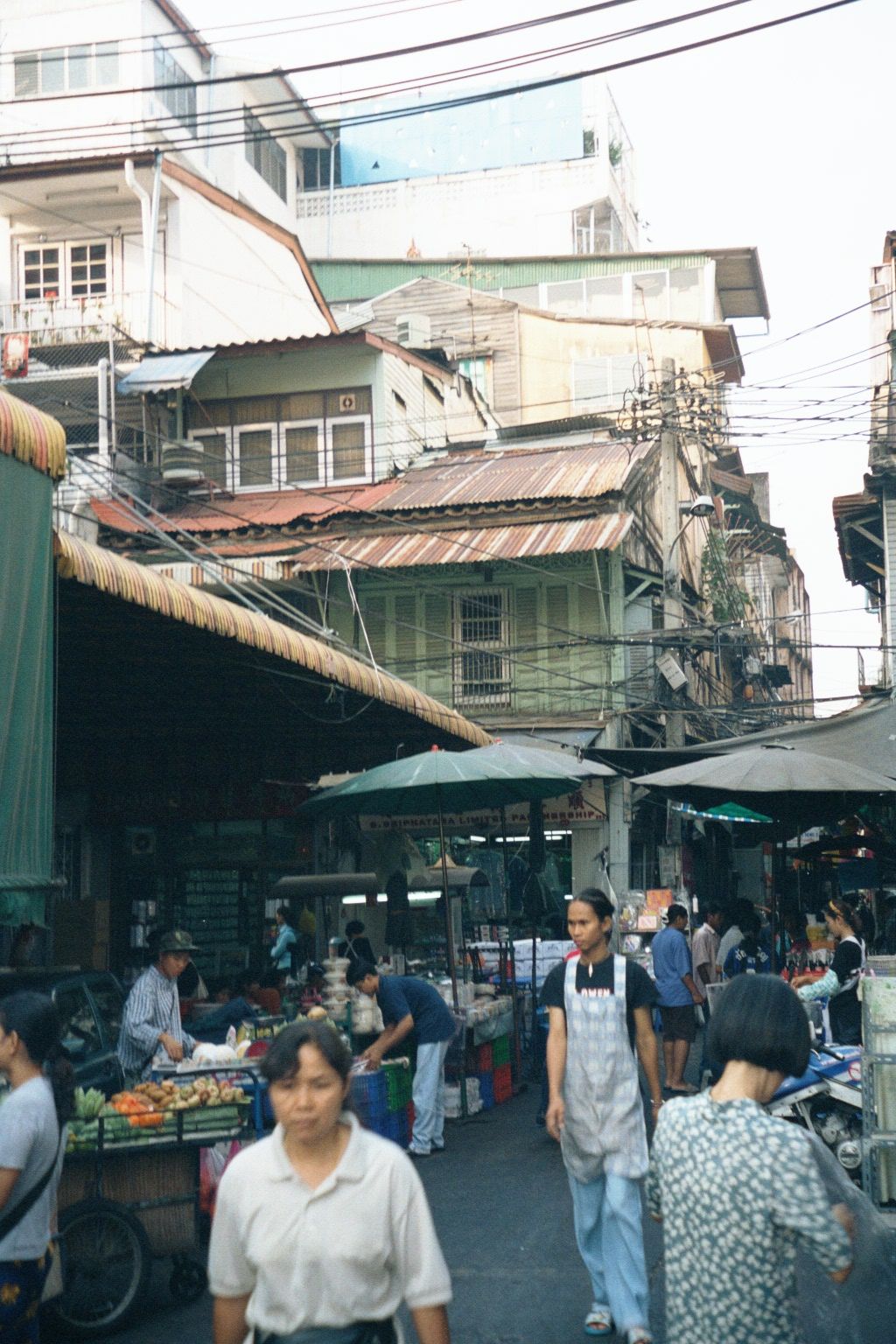 By mid-19th century Bangkok had perhaps 100,000 people, of whom about half were Chinese. By 1913 it had 365,000 people, thanks largely to co