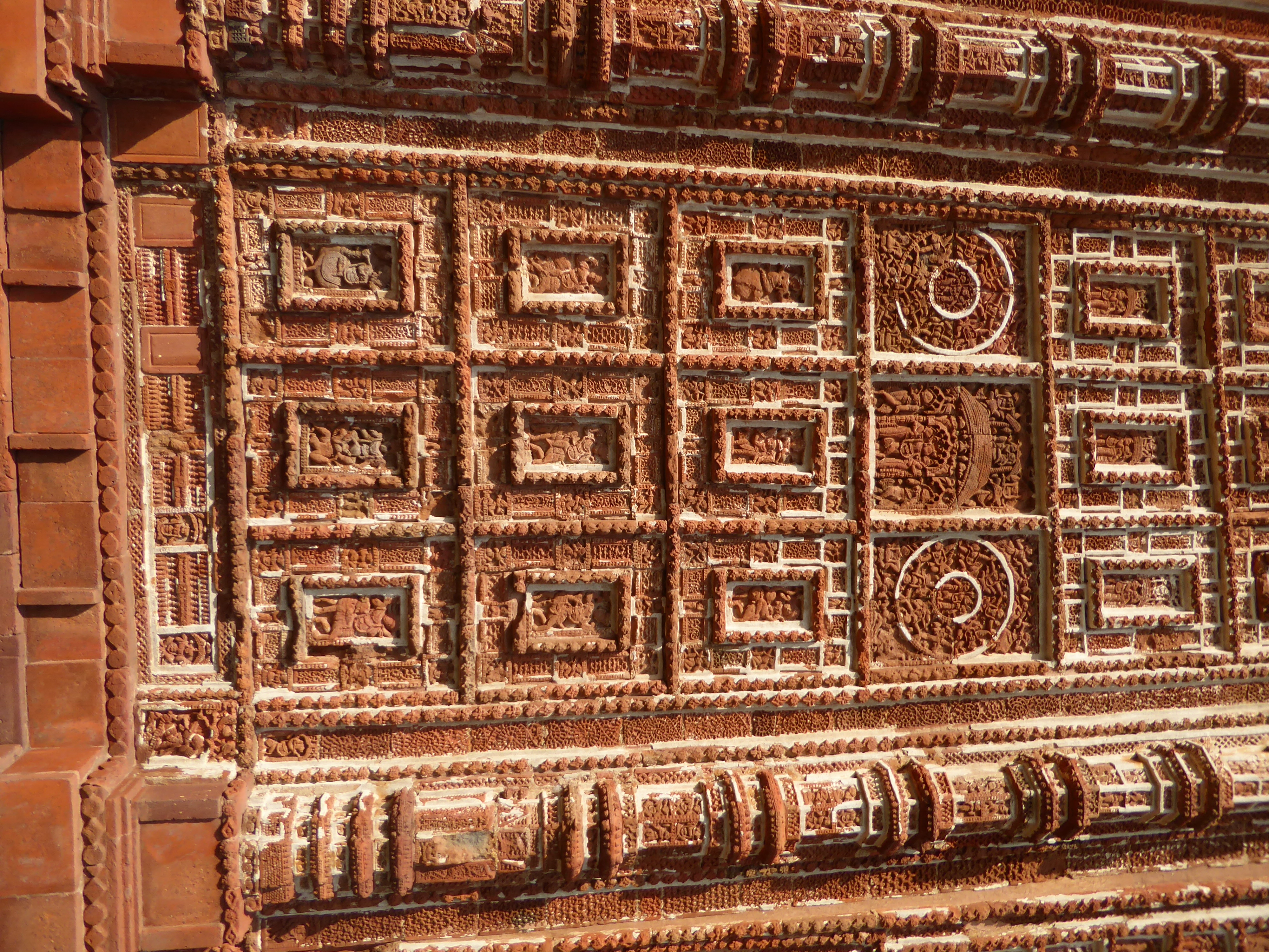 This panel is particularly interesting because of the central terra-cotta piece, the one unspoiled by mortar.