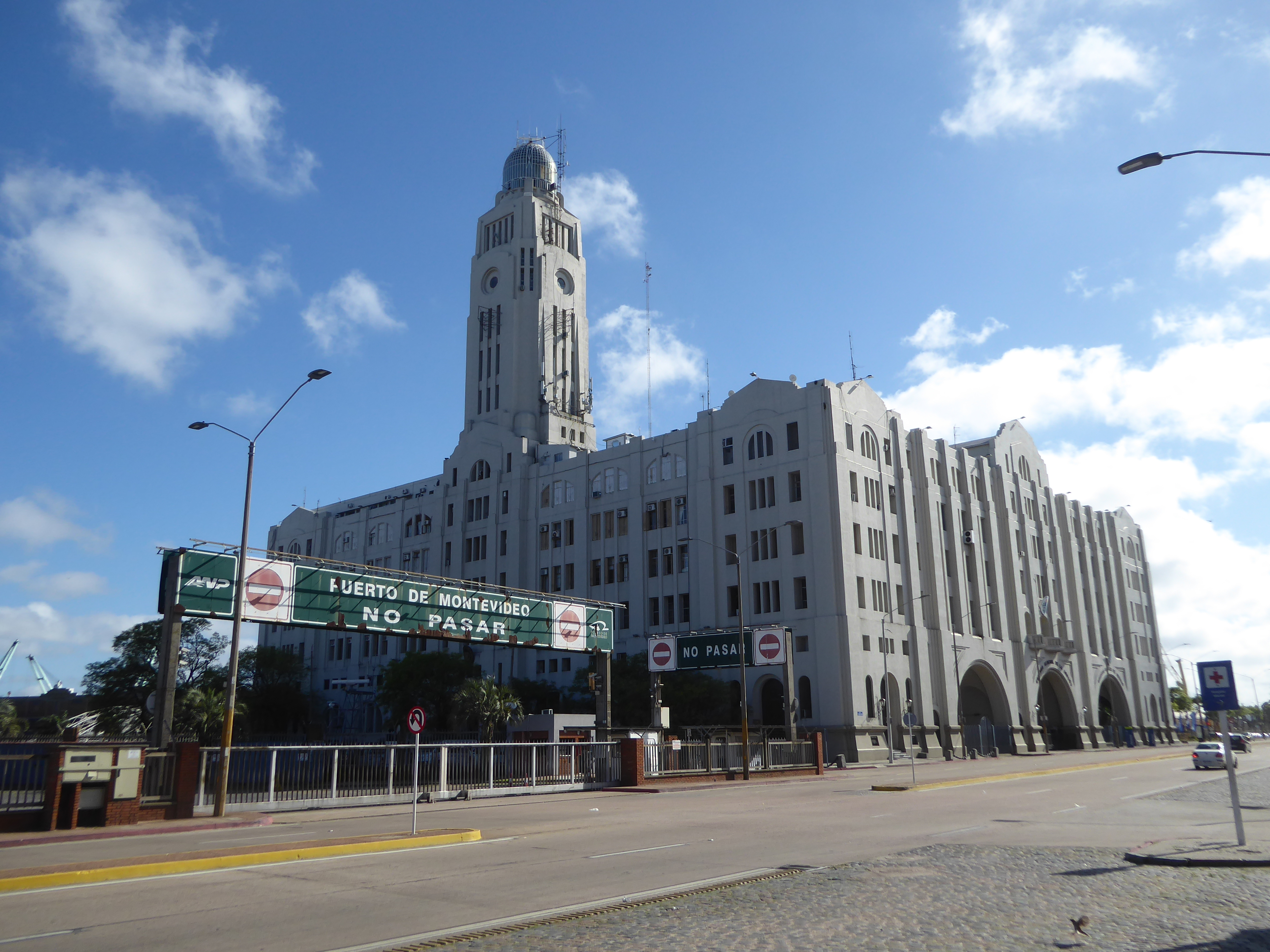 Speaking of the government, here, back at the harborside, is the Montevideo Customs headquarters, designed in 1923 by Jorge Herrán but not c