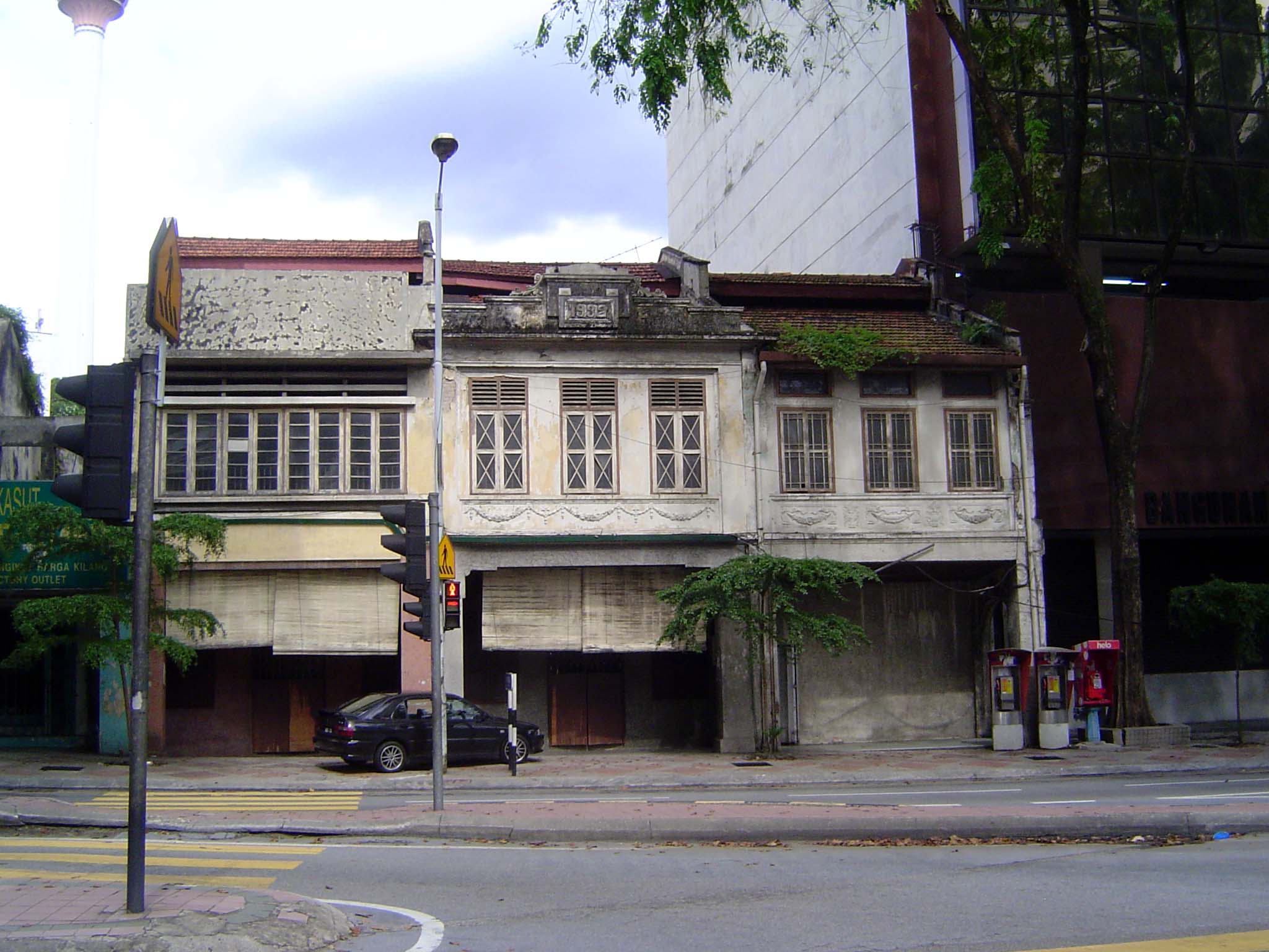 The shophouse originated in Singapore during the 1840s. The standard form included a five-foot covered walkway or kaki lima with living quar