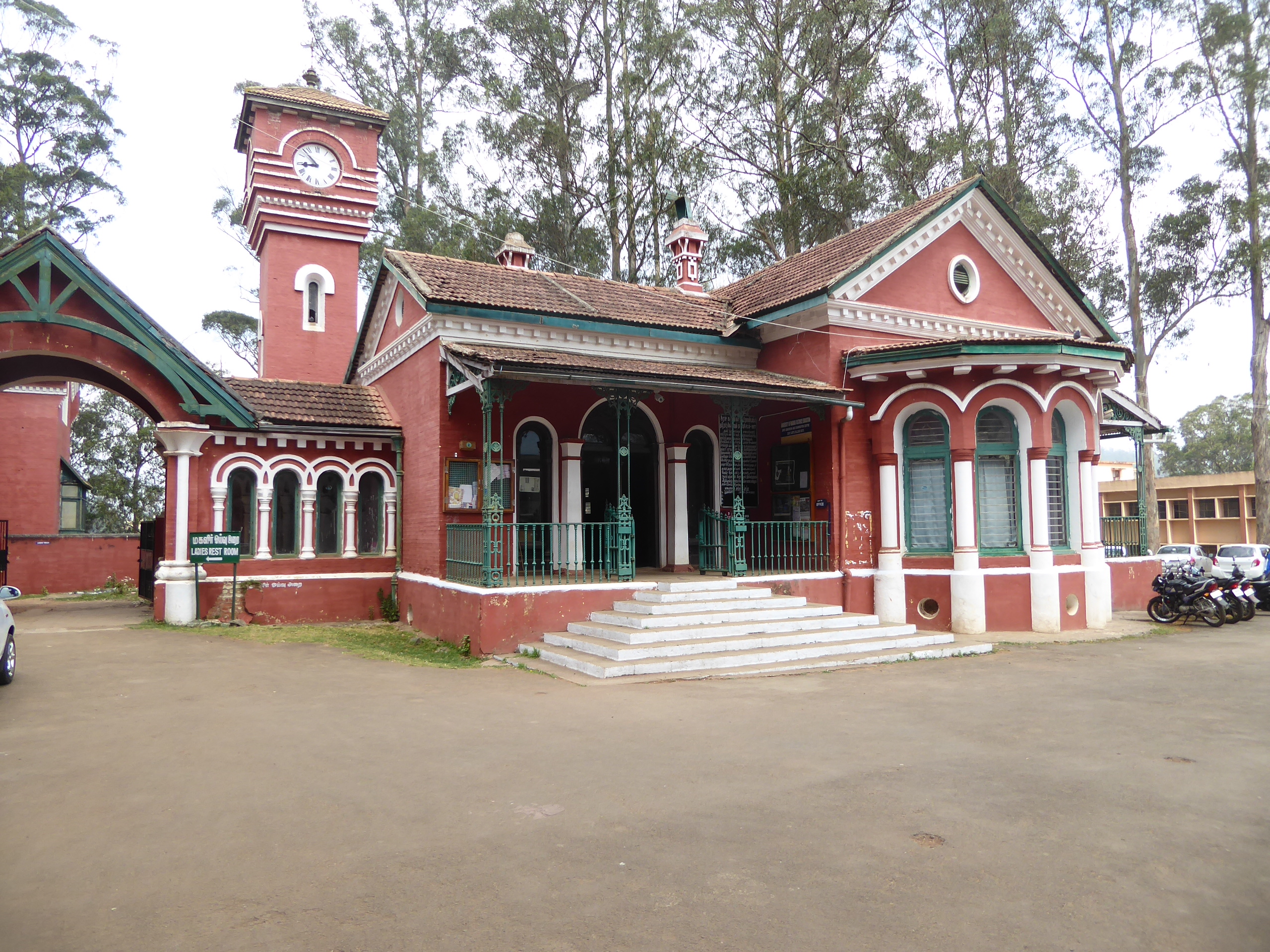 Ooty has attracted Europeans since the 1820s, but in 1870 London permitted the government of Madras to shift to Ooty in the hot weather, on