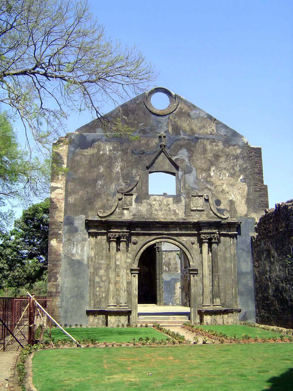 Within the fort, there's an inner fortress, and built against the wall of this inner fortress is the Church of N.S. da Vida. It's the oldest