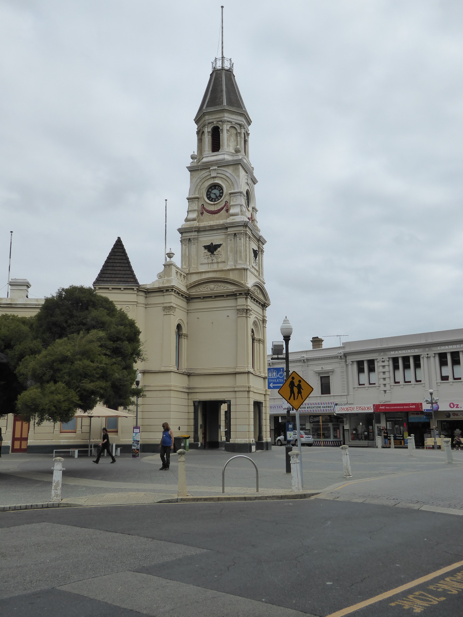 Here's the Fremantle Town Hall, built in 1887 to mark Victoria's Golden Jubilee. No, I have no idea how to hoist the flag, and I sure don't