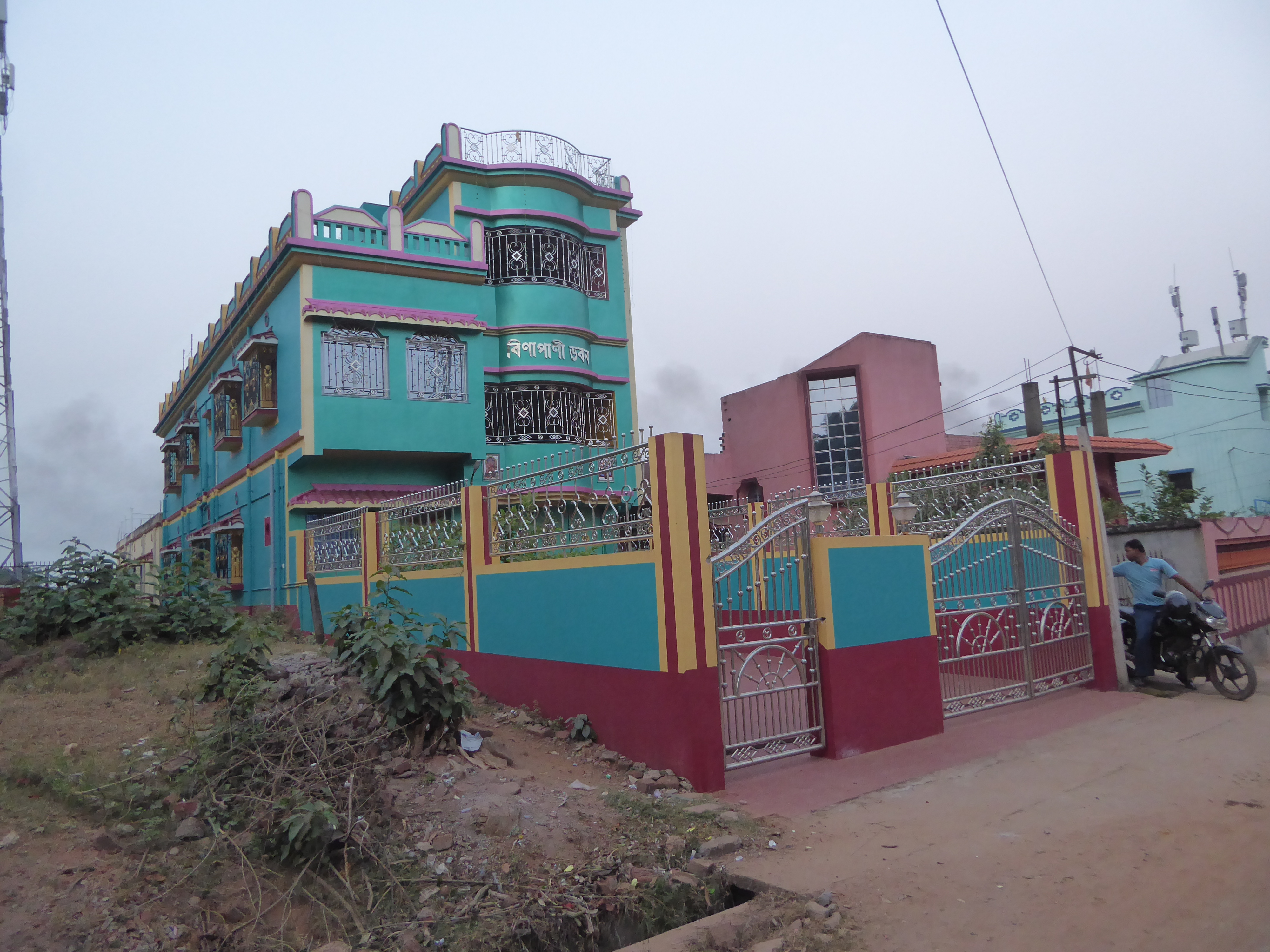People with money in Bishnupur build like this today.