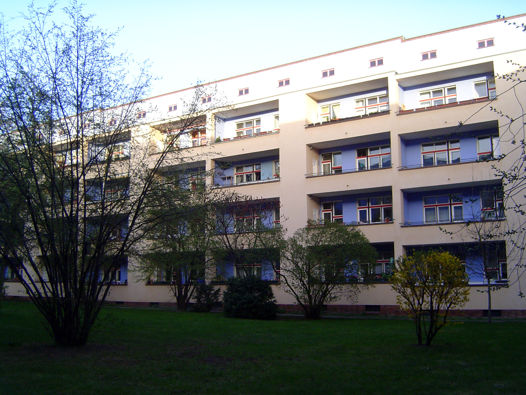The apartments all had loggias. "Air, light, and sun" were still Taut's goals.
