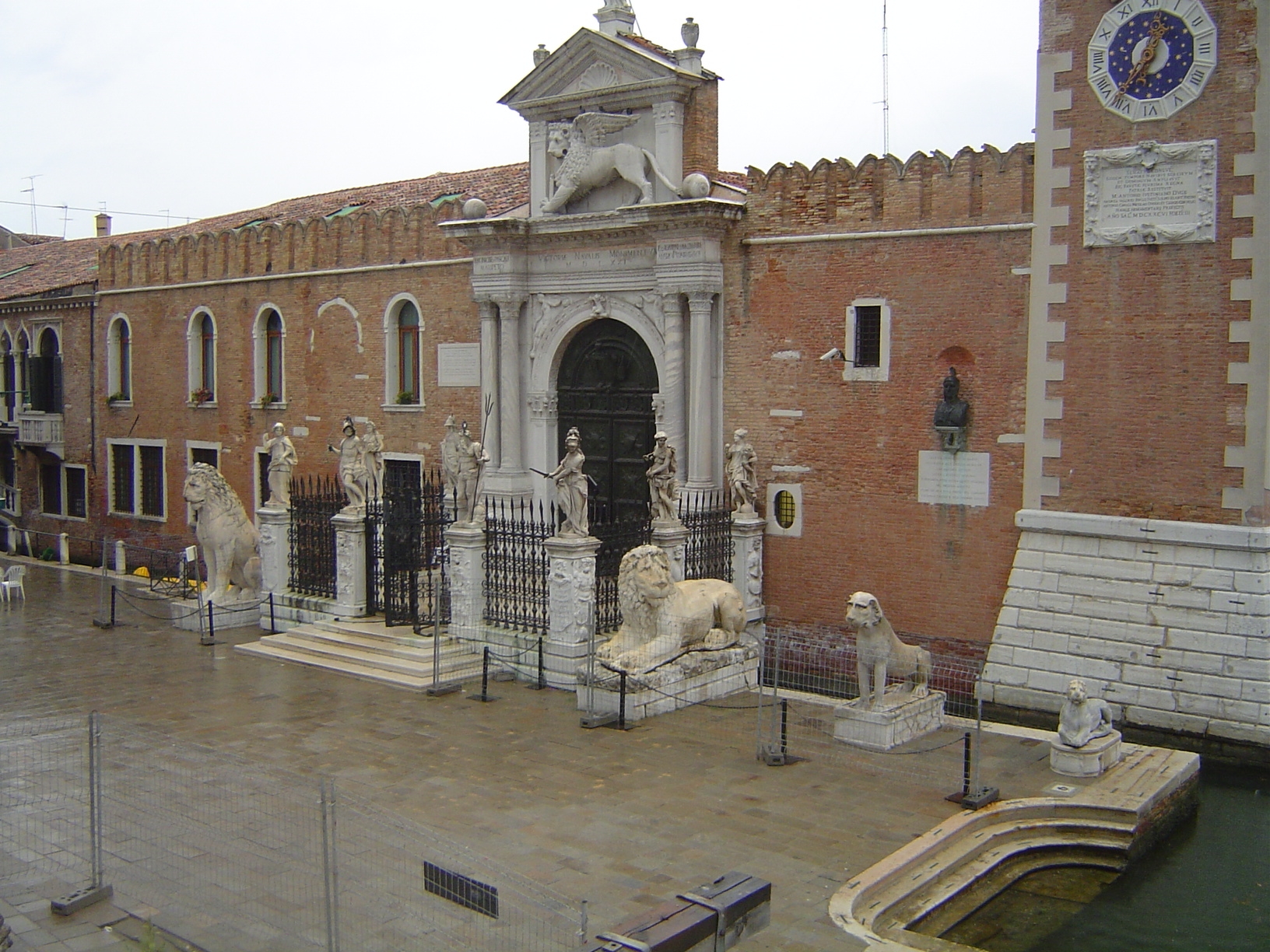 Sixteen thousand people worked in the Arsenal in 1400. Sixty years later this gateway, attributed to Antonio Gambello, was completed: it's o