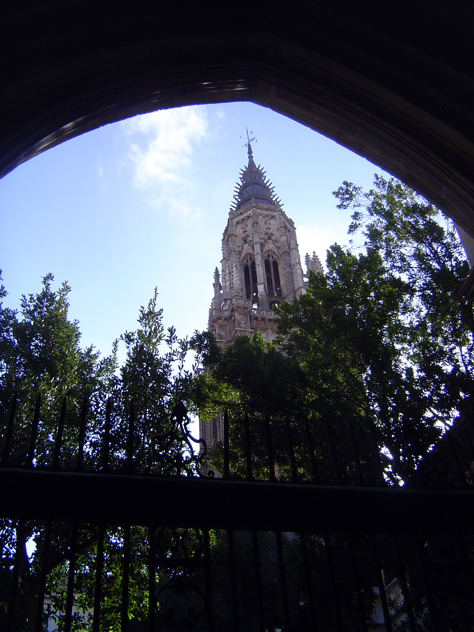 The cloister was erected by Archbishop Tenorio between 1389 and 1425 on the site of a Jewish market. Ford is not shy about commenting on the
