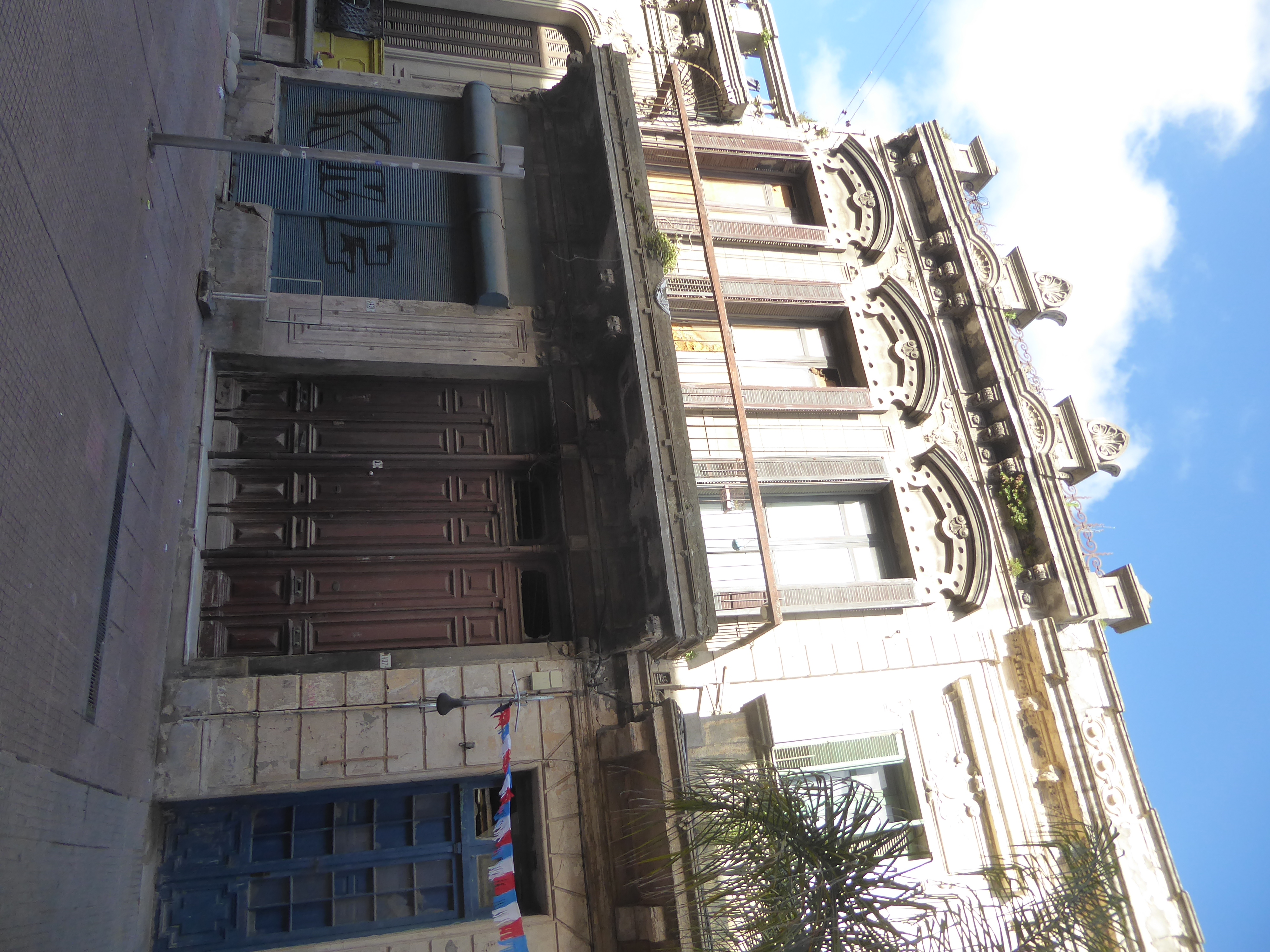 We're still on the same street and just above 25 de Mayo, a name that echoes the first attempt, in 1810, at escaping Spanish rule. The build