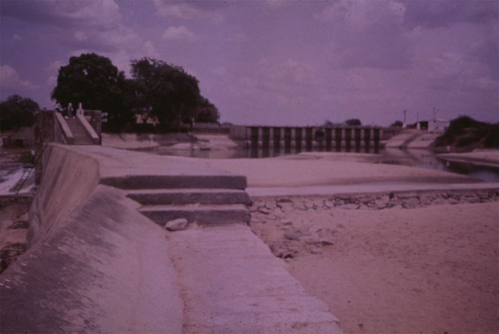 Low water at Sunkesula: the camera has turned 180 degrees from the previous picture. In the distance: the start of the Kurnool-Cuddapah, or