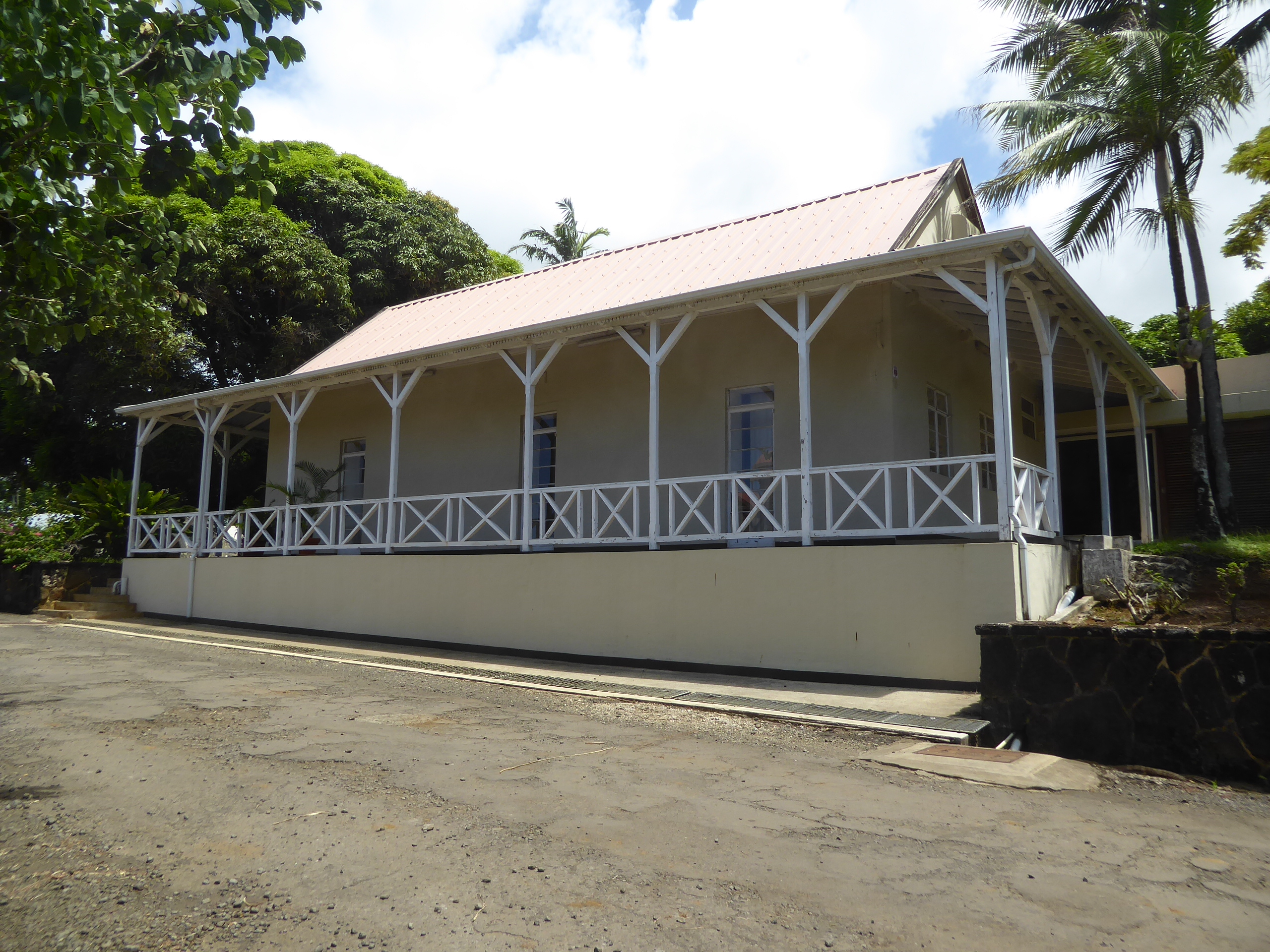 Built on the same plantation in 1908, this building became a guesthouse in 2003.