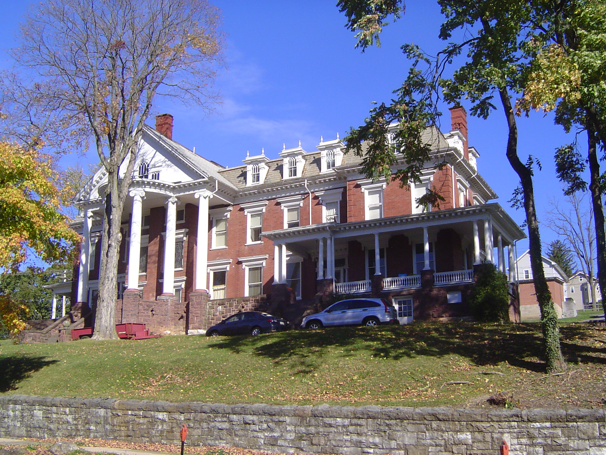 Eventually the Federalist style ran its course. Here's the stylistically eclectic Hastings Mansion, restyled in 1890 for Daniel Hastings, wh