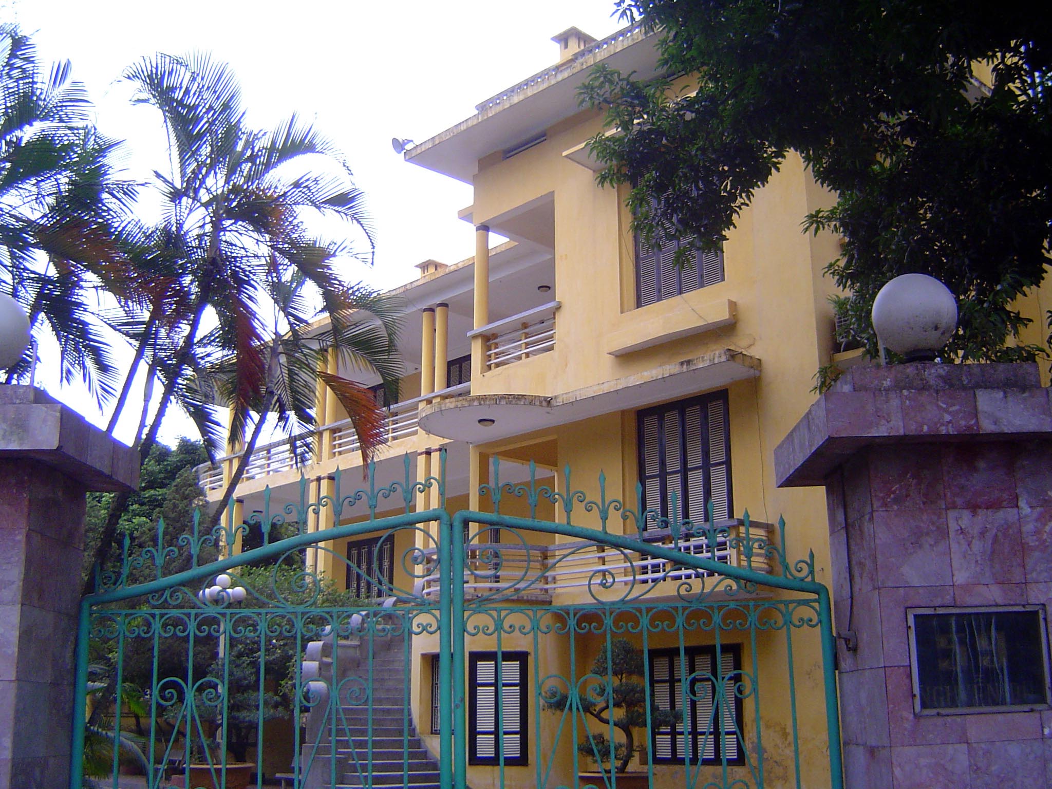 The neighborhood, called Bay Mau, from the nearby lake, developed in the 1920s and 30s as a result of the Hebrard plan and constitutes a gal