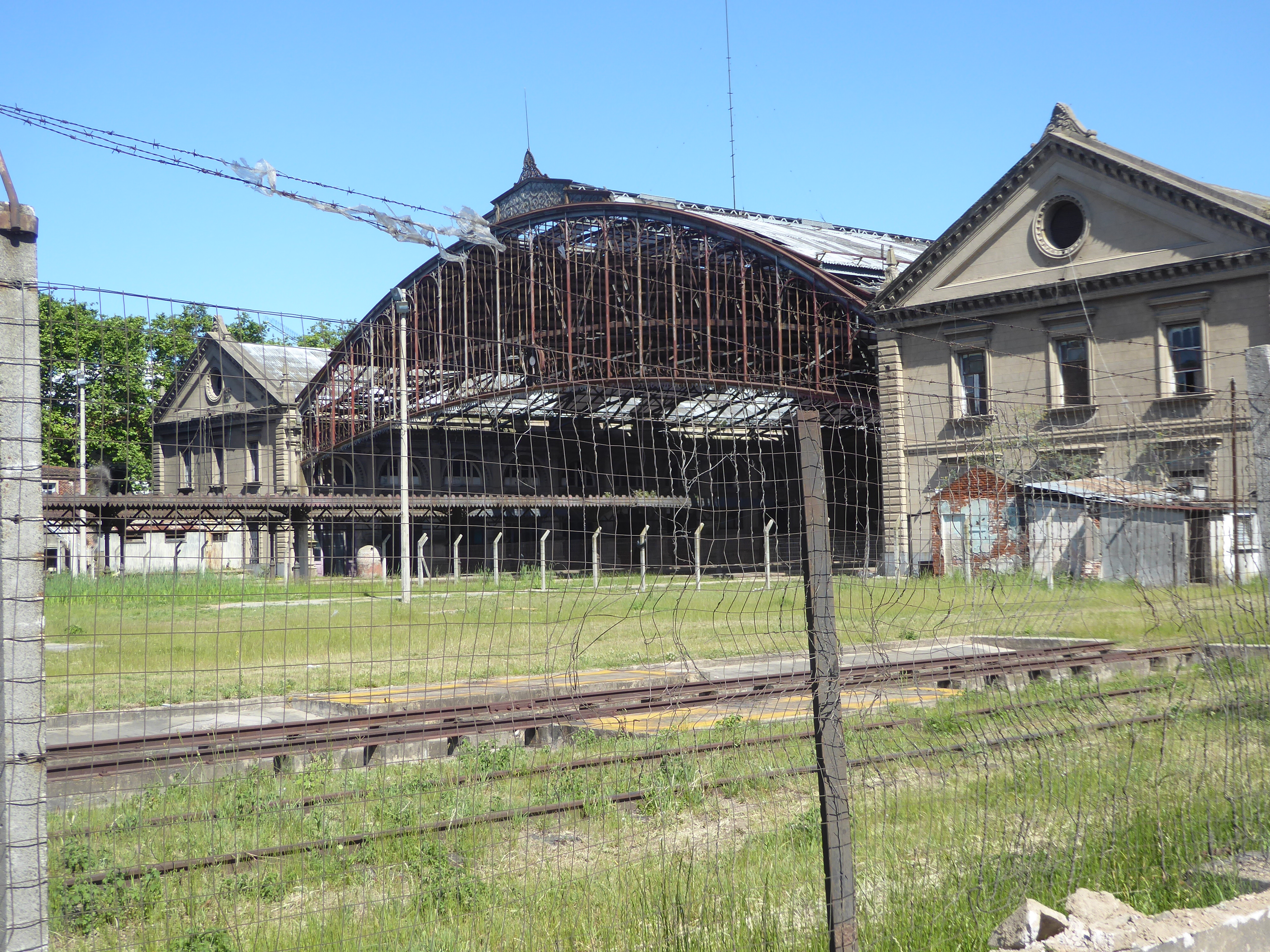 Here's the Estacion Central General Artigas, a fine old station that closed in 2003 and is still waiting for somebody to do something.