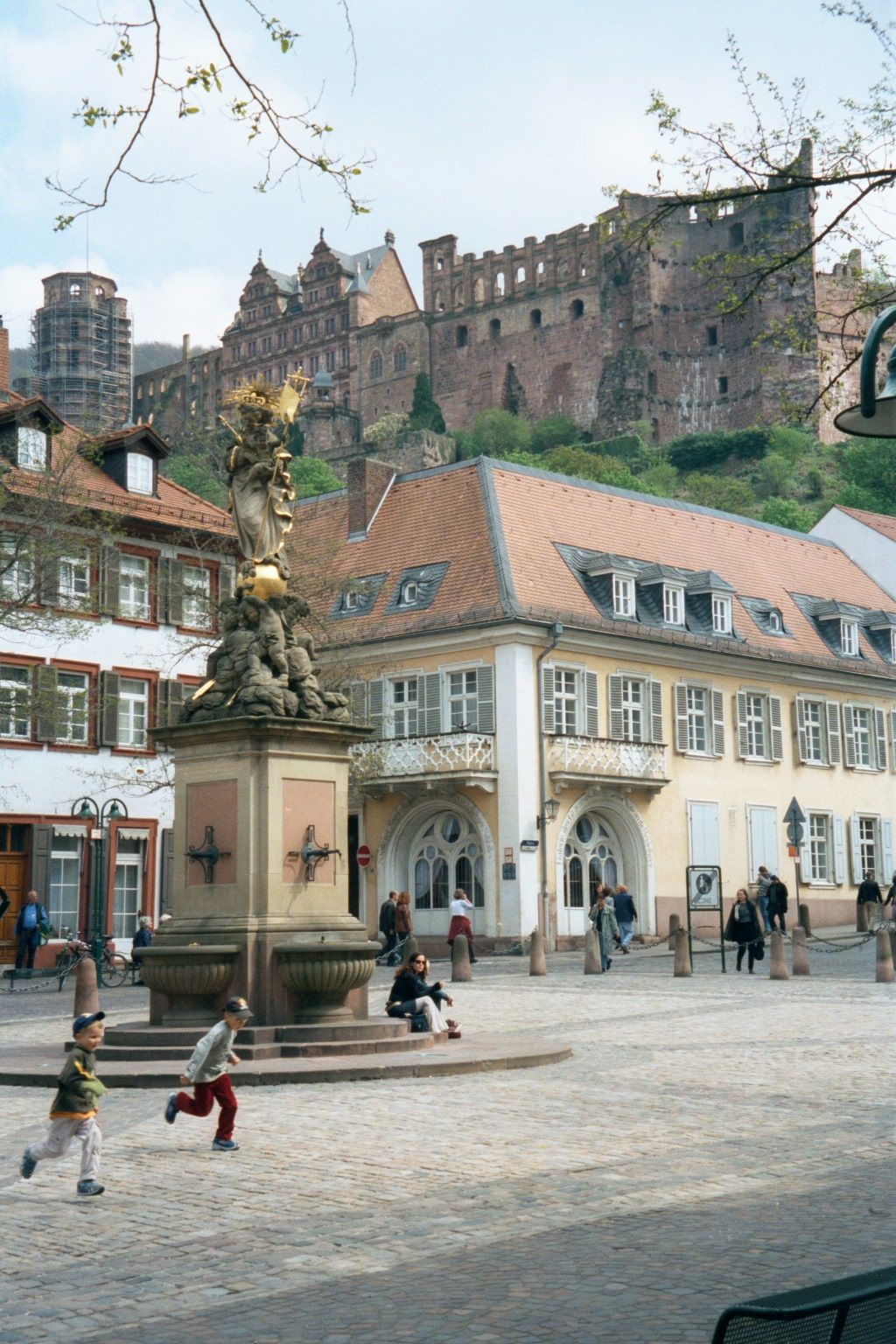 Here's the Corn Market with a statue of the Virgin. The intact part of the castle is the Friedrichsbau, added in 1601.