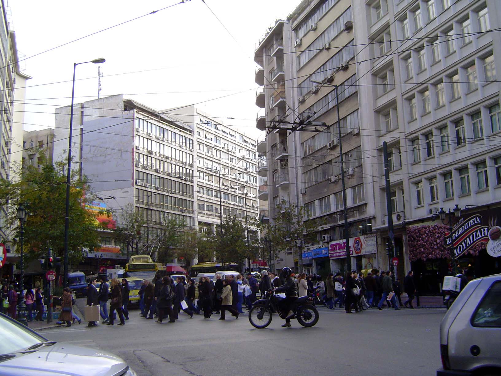 In Planning Europe's Capital Cities 1997, Thomas Hall writes: "The town seems to stretch for miles and miles in a monotonous street network