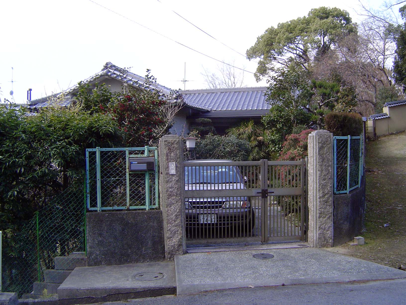 How do people live here? Yes, Virginia, there are single-family homes in Nara. Here's one along the street leading to Kaidan-in Temple. The