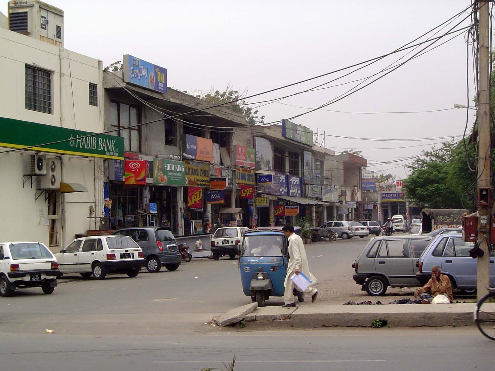 Model Town's commercial district, on the side of the ring facing Lahore, is much less stylish. If you want modern retail, you'll have to go