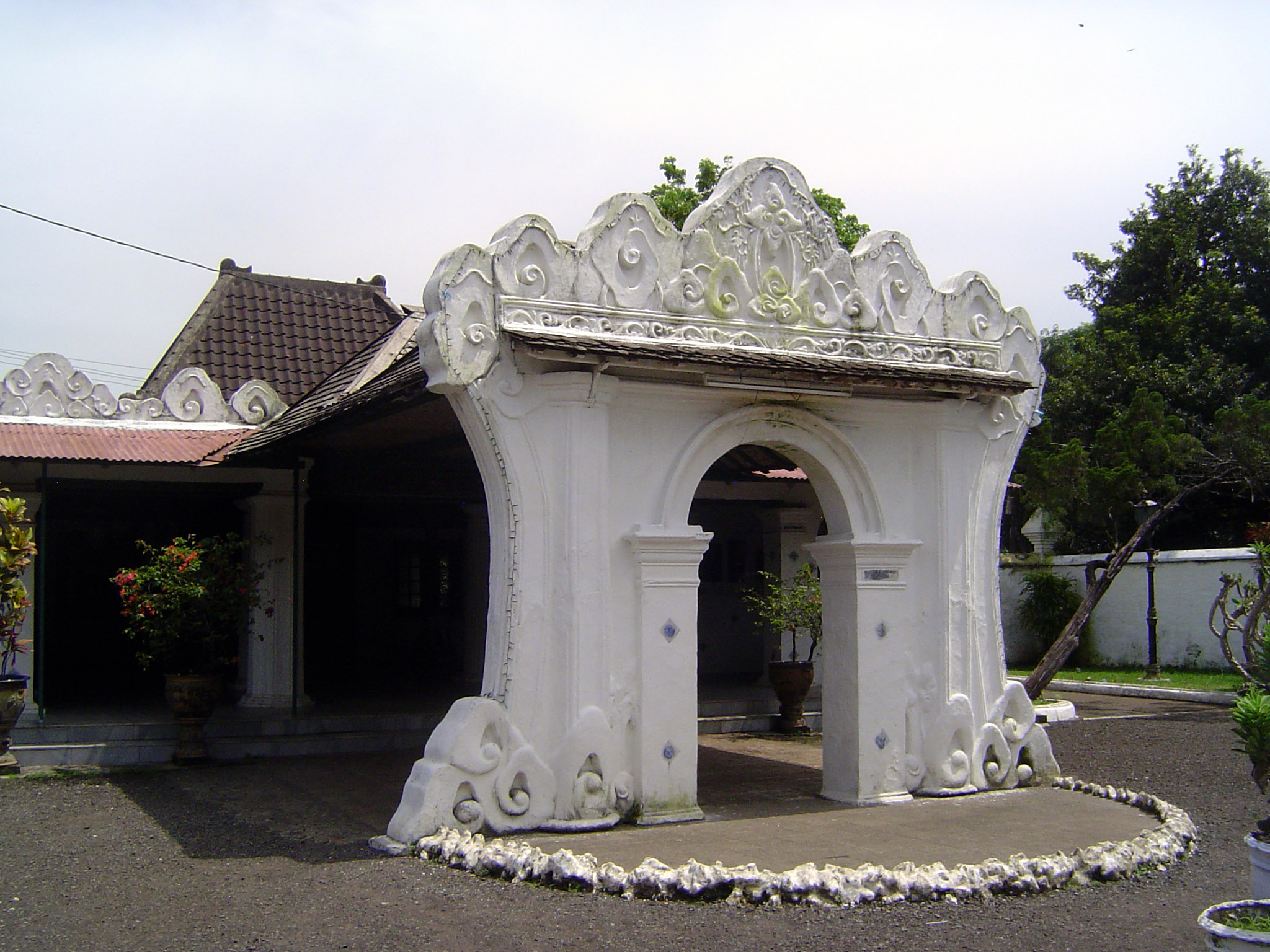 The entrance to Kratan Kasepuhan, the palace of the Sultan of Sepoeh.