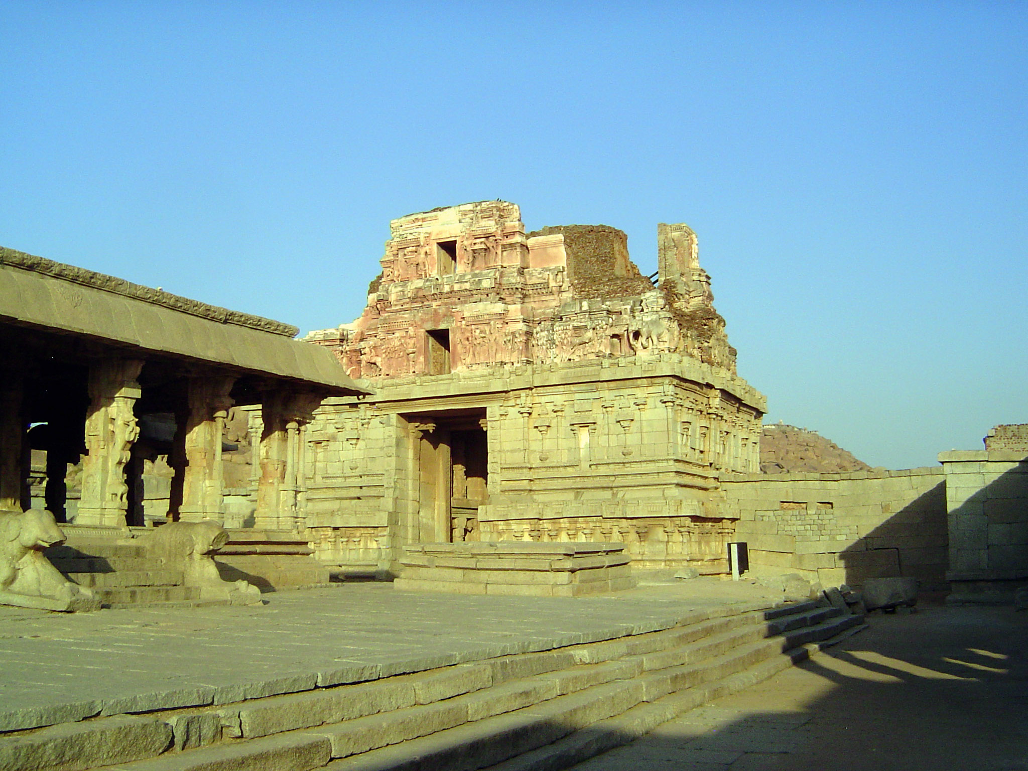 The Krishna Temple dates from 1514, when the king brought home an image of Kalakrishna he had captured from the Udayagiri Fort, atop a seemi