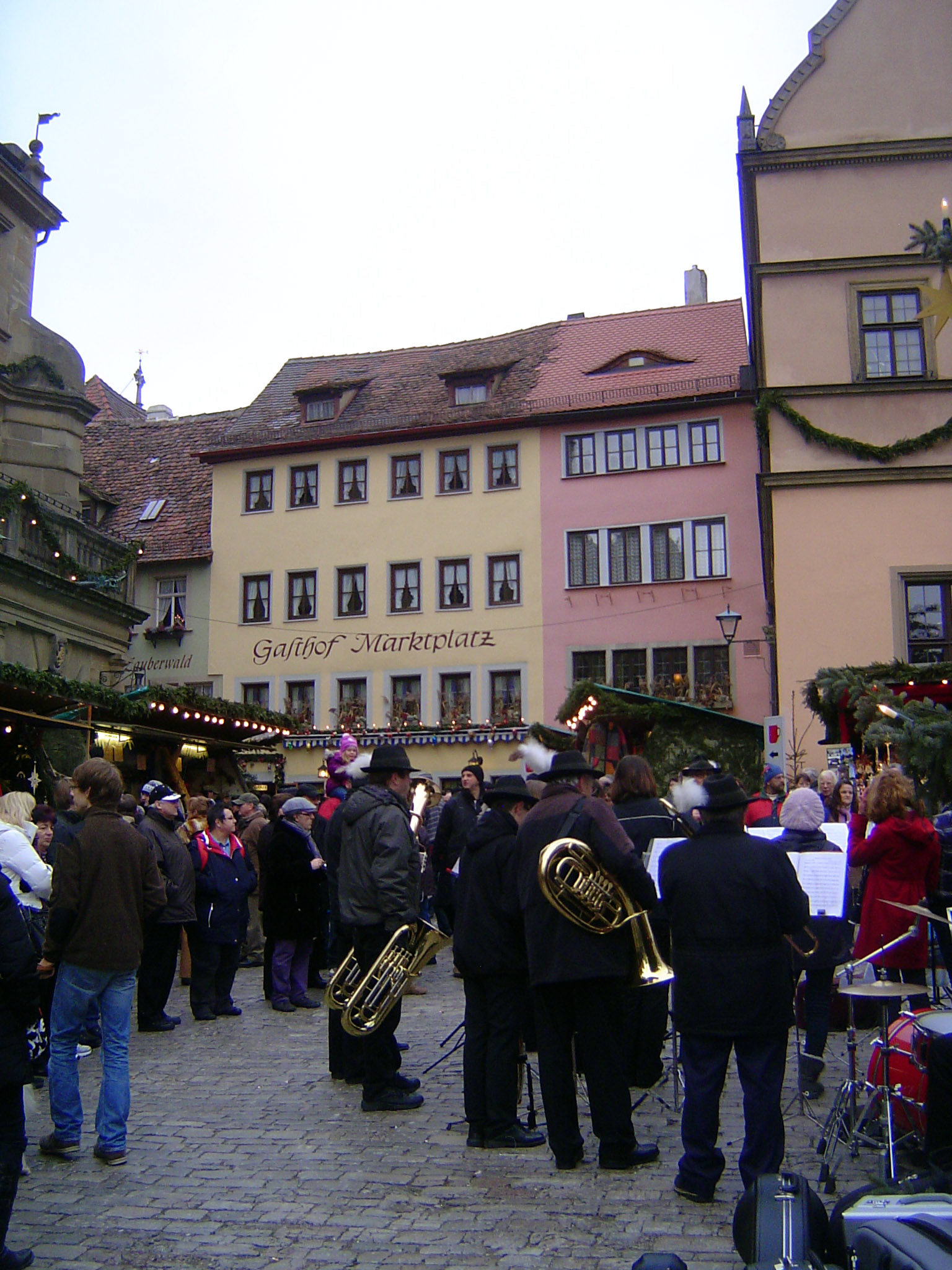 The market was an on-again, off-again affair until the 1970s, when Käthe Wohlfahrt opened a store. By 1996 the company had six stores in Rot