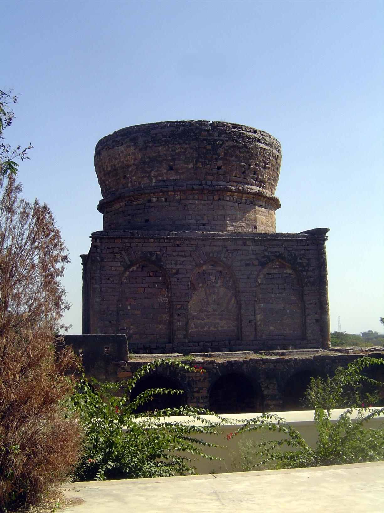 Abdullah had two sons who fought to succeed him. One, Mirza Nizamuddin, lost. This is his tomb, abandoned while still incomplete. The winner