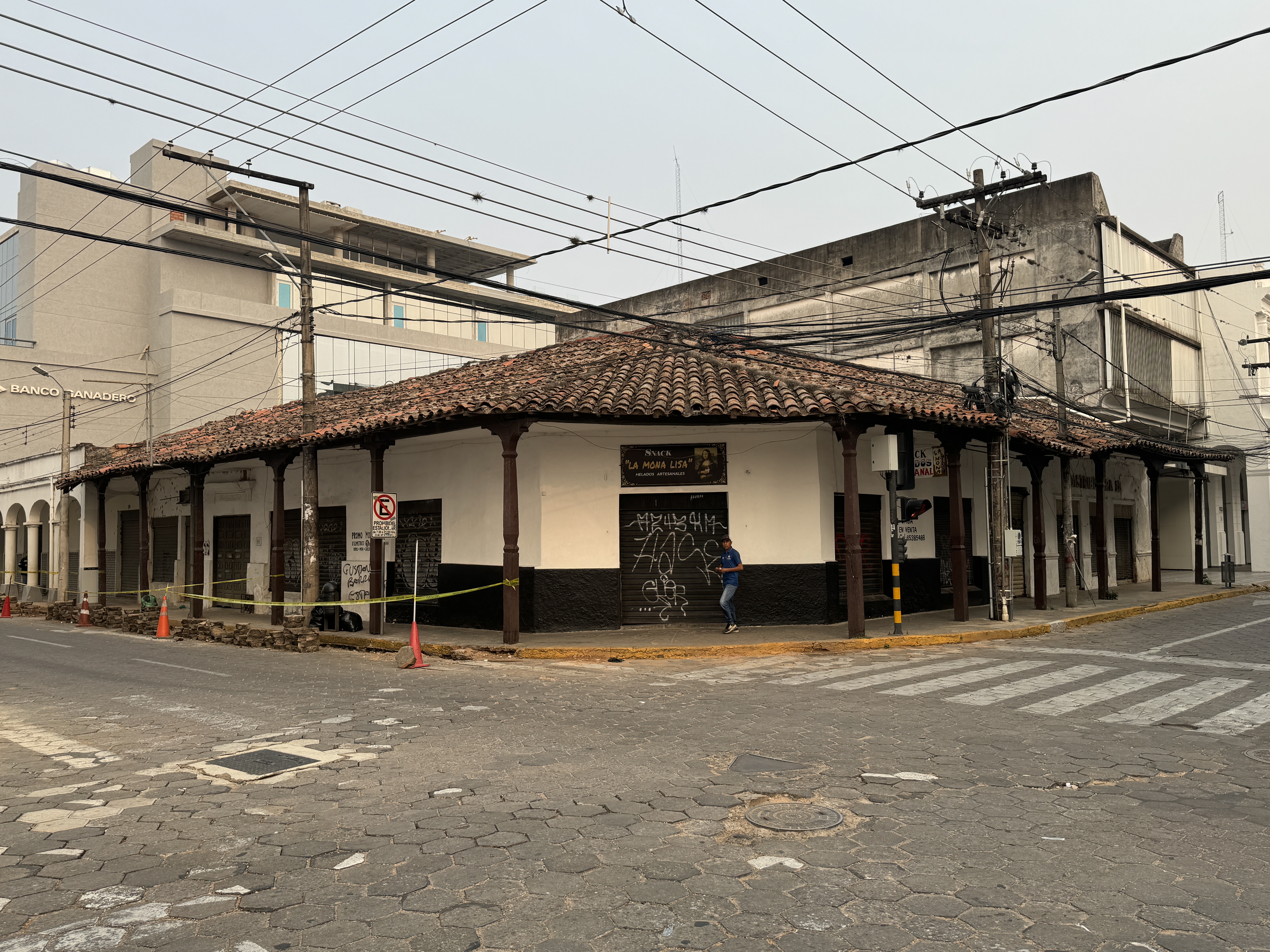 But here's something really nice.  At the corner of Calle Arenales and Calle 24  Septiembre, it's just a block north of the plaza and hints