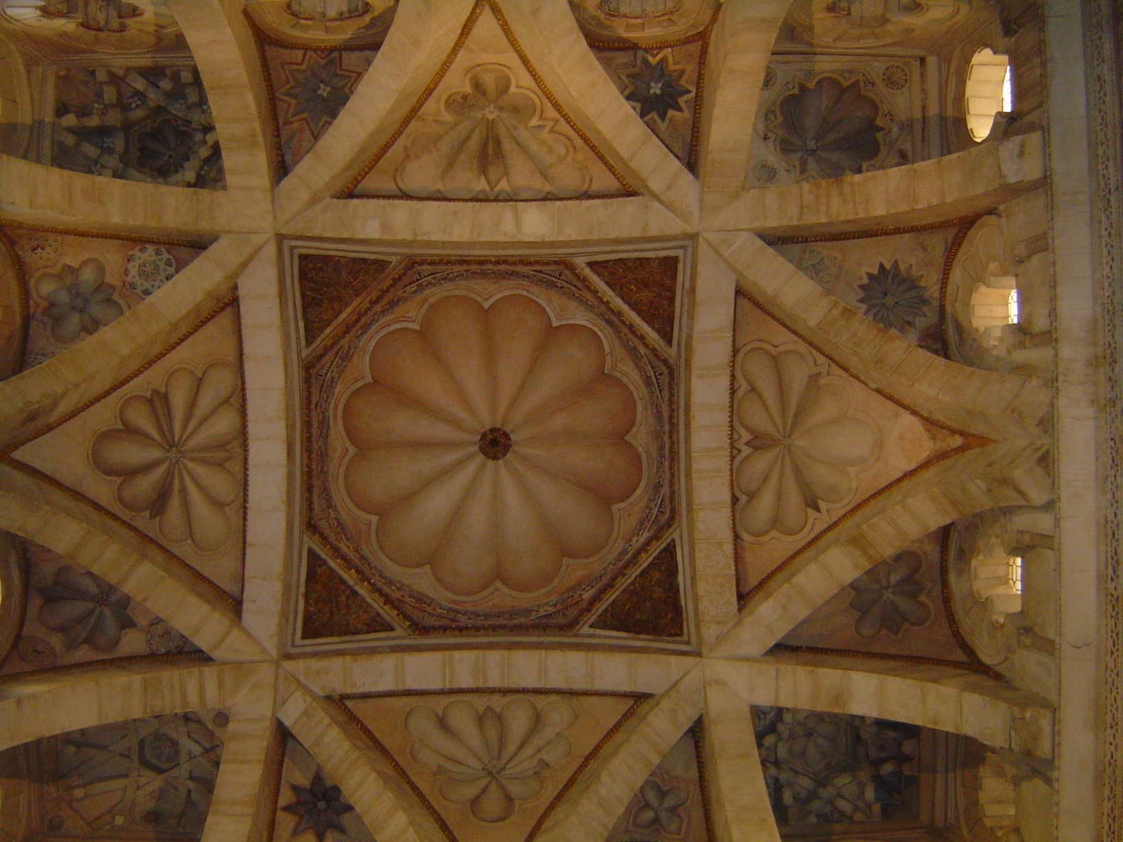 Overhead, the maqsura is roofed by four complex domes; this one is the Capilla de Villaviciosa. Unlike domes in the tradition of European ca
