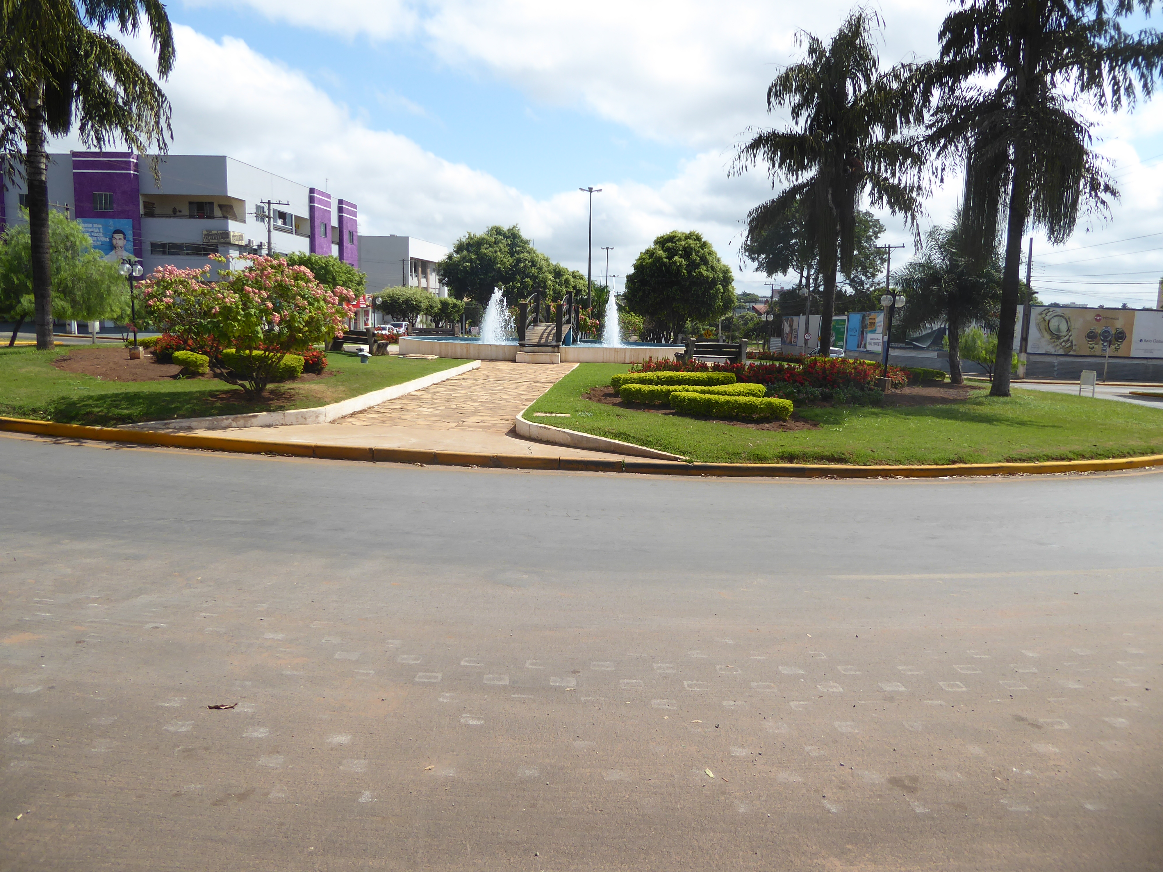 And here's a traffic circle in the same town. Can you believe it? How many communities in the American Midwest and Great Plains are willing