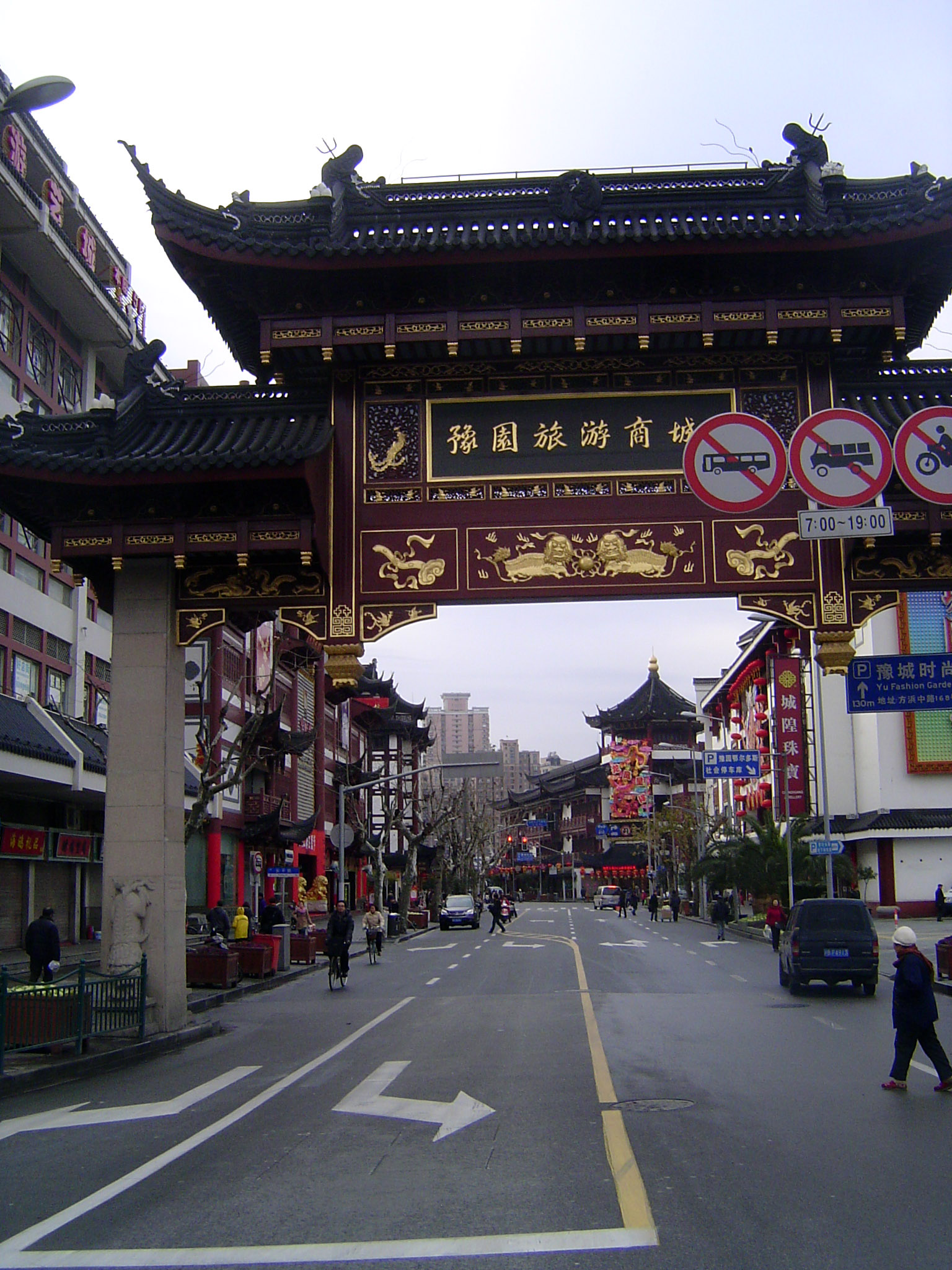 Feeling steamrolled by the Western World? Let's run over to the Yuyuan Gardens.
