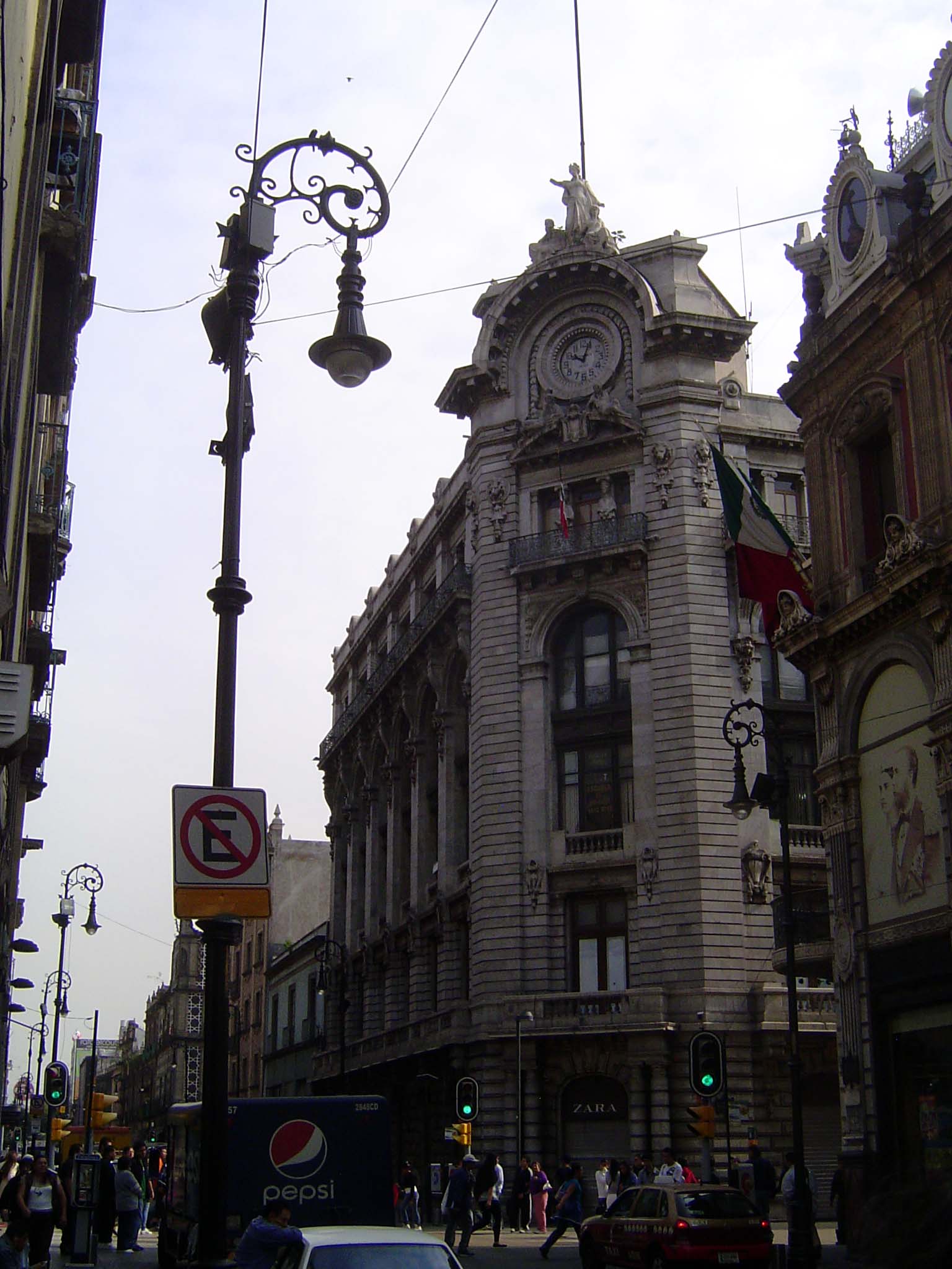 Gravitas from an insurance company in 1906. As of 2012, the ground floor was a Zara shop.
